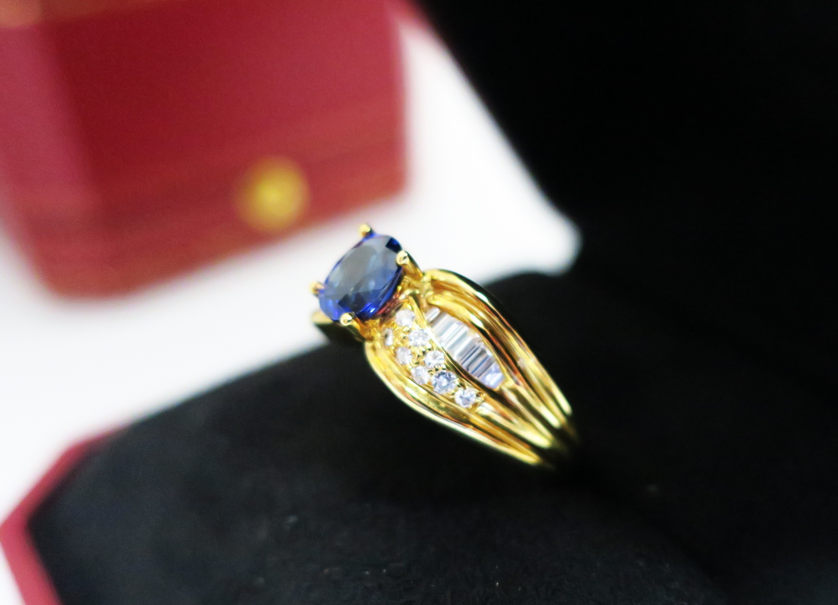 天然 藍寶石1.13克拉 鑲崁 鑽石/梯鑽共重0.45克拉 戒台/戒指 18K金 2