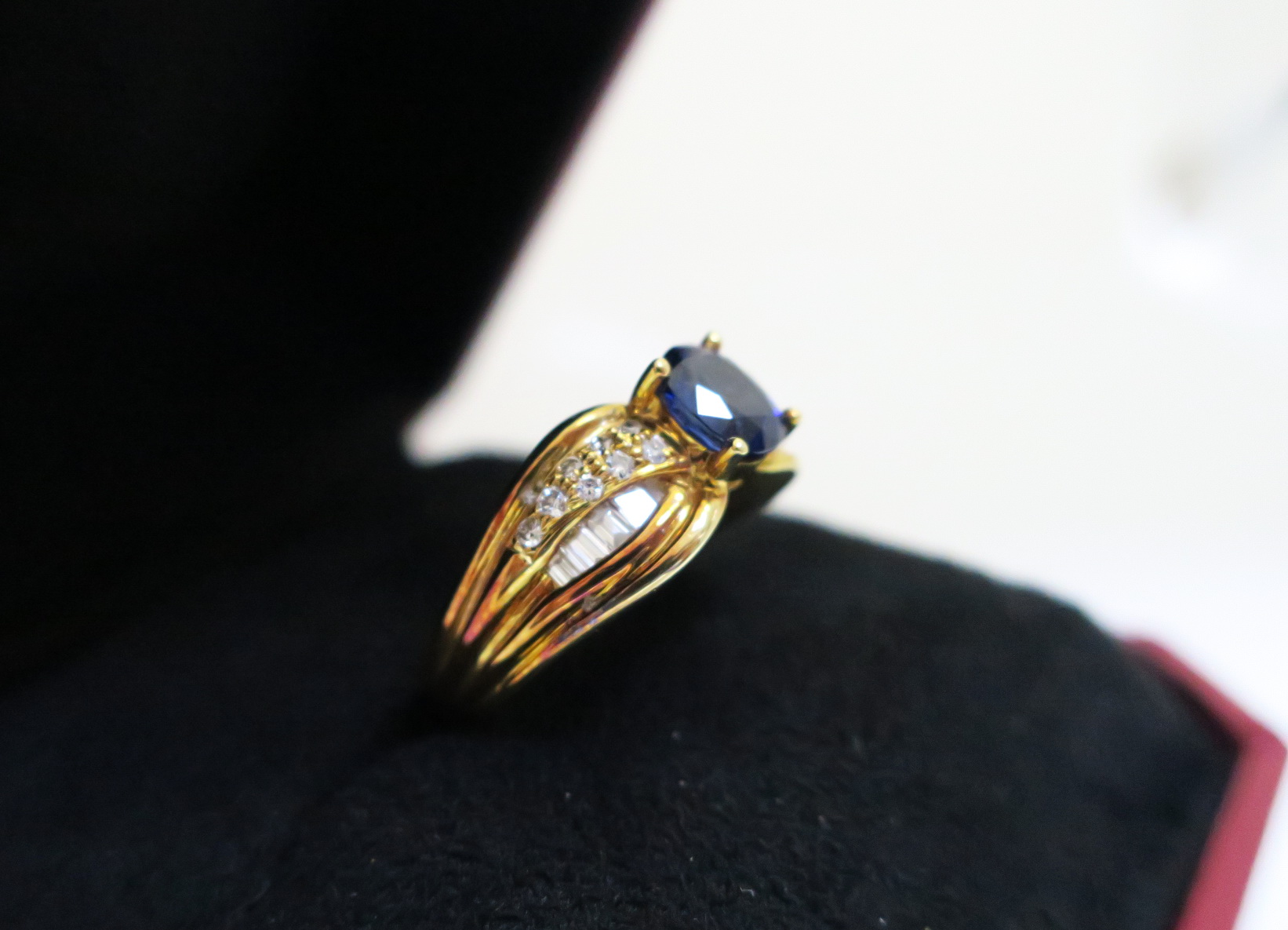 天然 藍寶石1.13克拉 鑲崁 鑽石/梯鑽共重0.45克拉 戒台/戒指 18K金 3