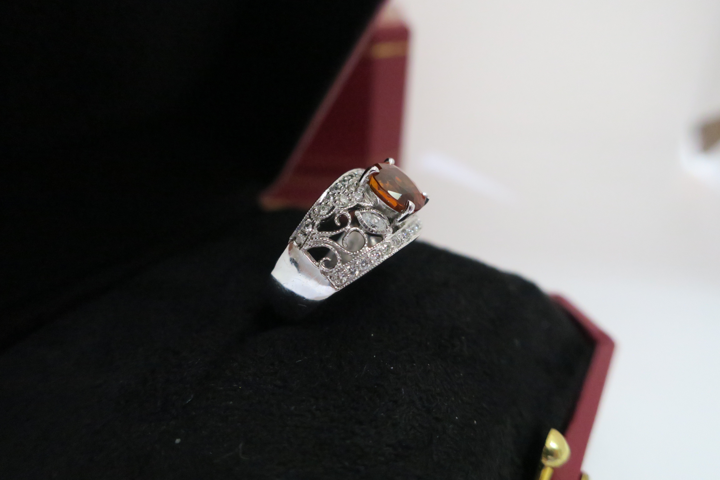 天然 黃寶石/黃金寶石1.79克拉 鑲崁 鑽石/馬眼鑽 縷空造型 戒台/戒指 18K金 3