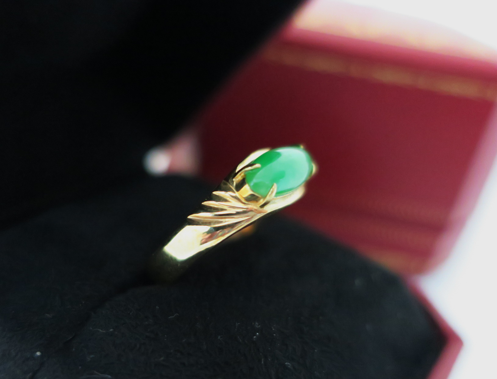天然翡翠 B貨 戒指 18K金戒台 身上帶點綠顯落落大方 2