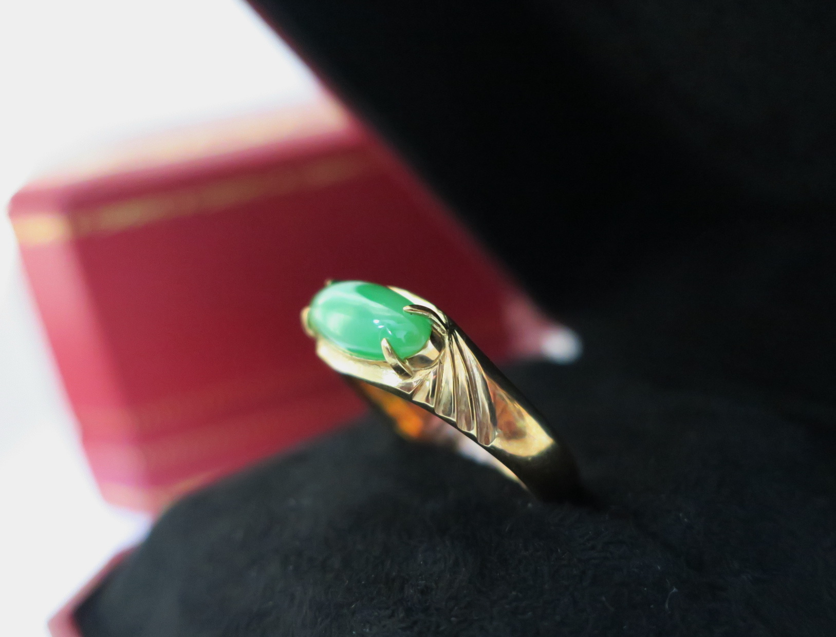 天然翡翠 B貨 戒指 18K金戒台 身上帶點綠顯落落大方 3