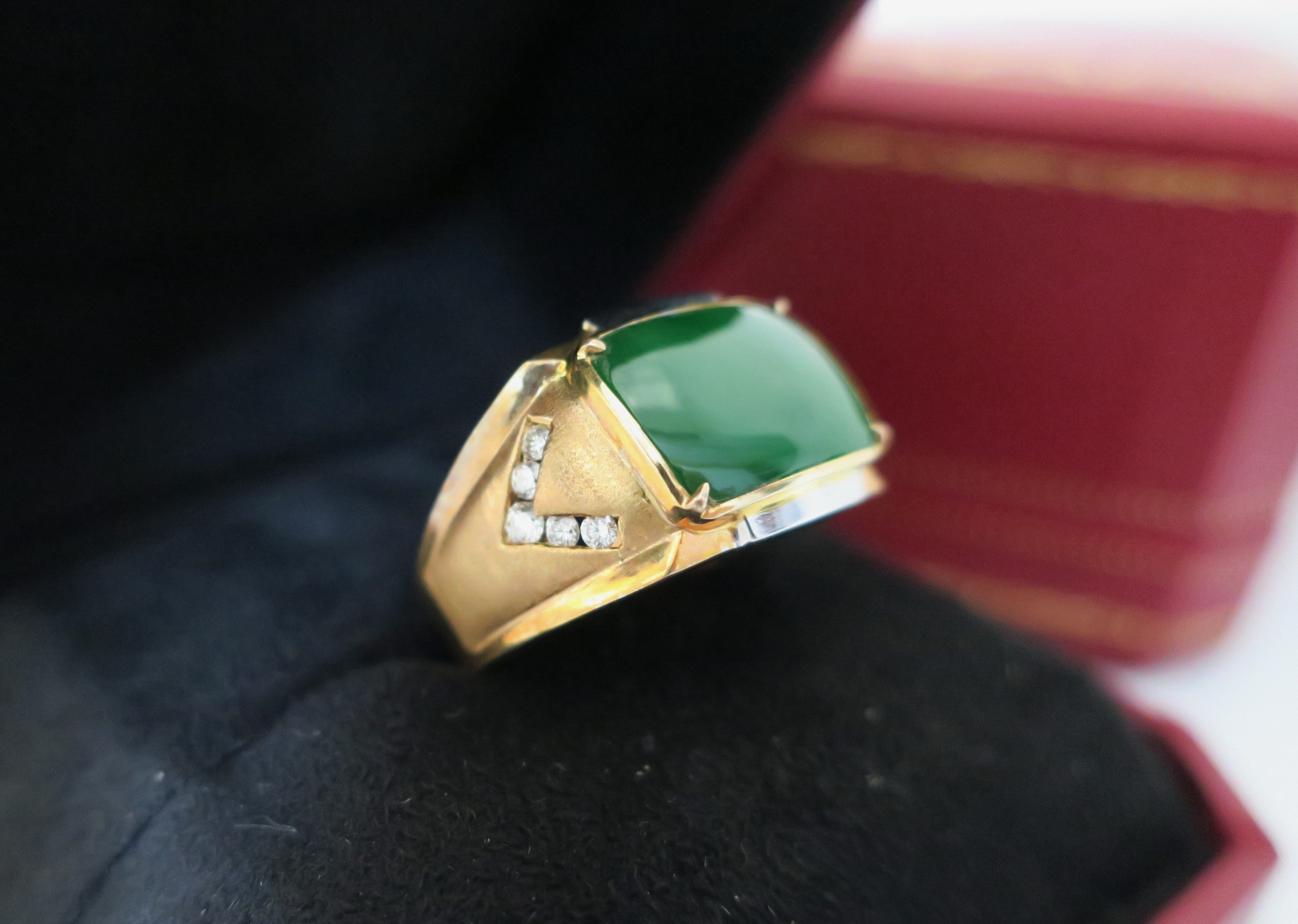 天然翡翠 B貨 戒指 18K金鑲真鑽戒台 身上帶點綠顯落落大方 2