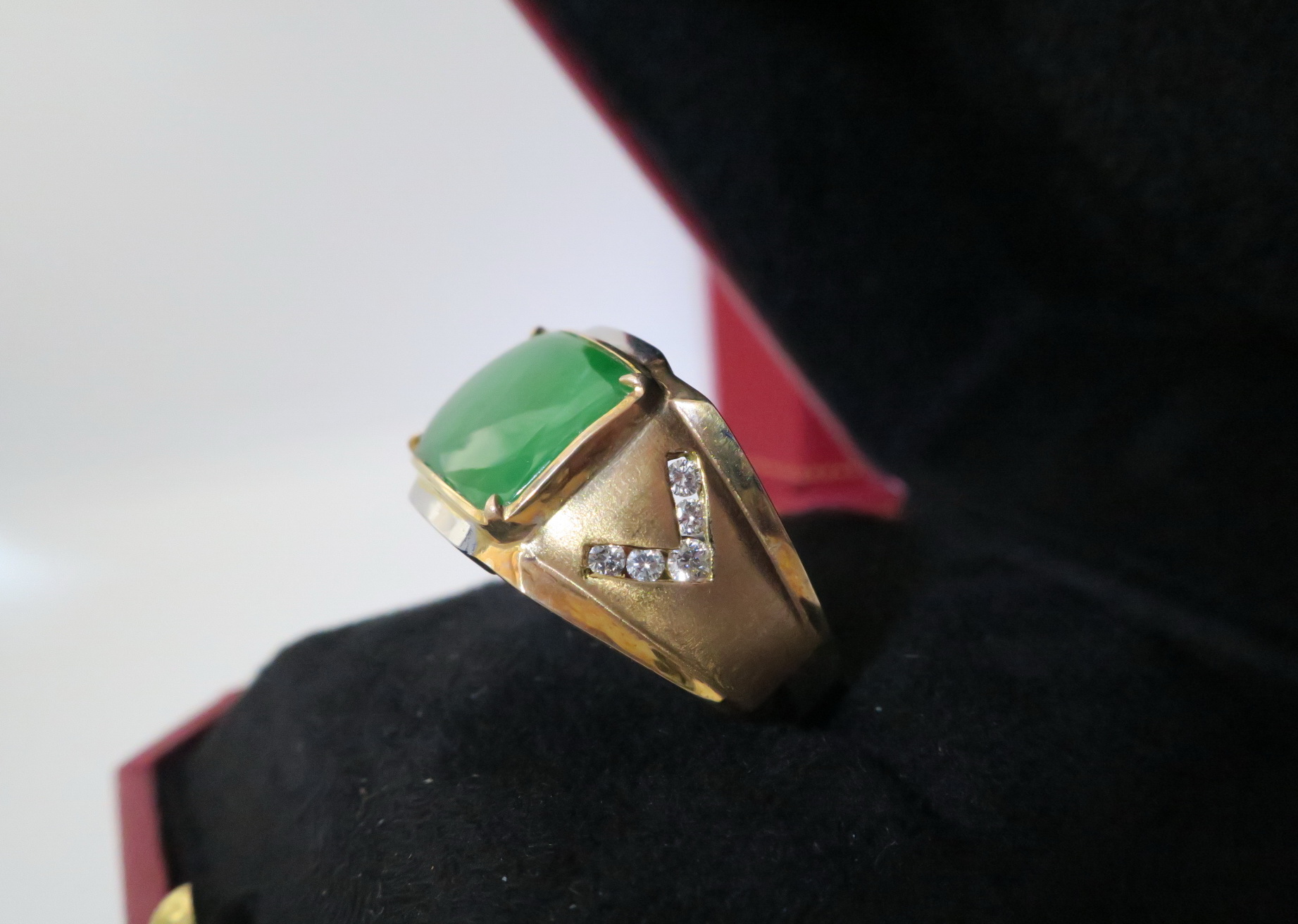 天然翡翠 B貨 戒指 18K金鑲真鑽戒台 身上帶點綠顯落落大方 3