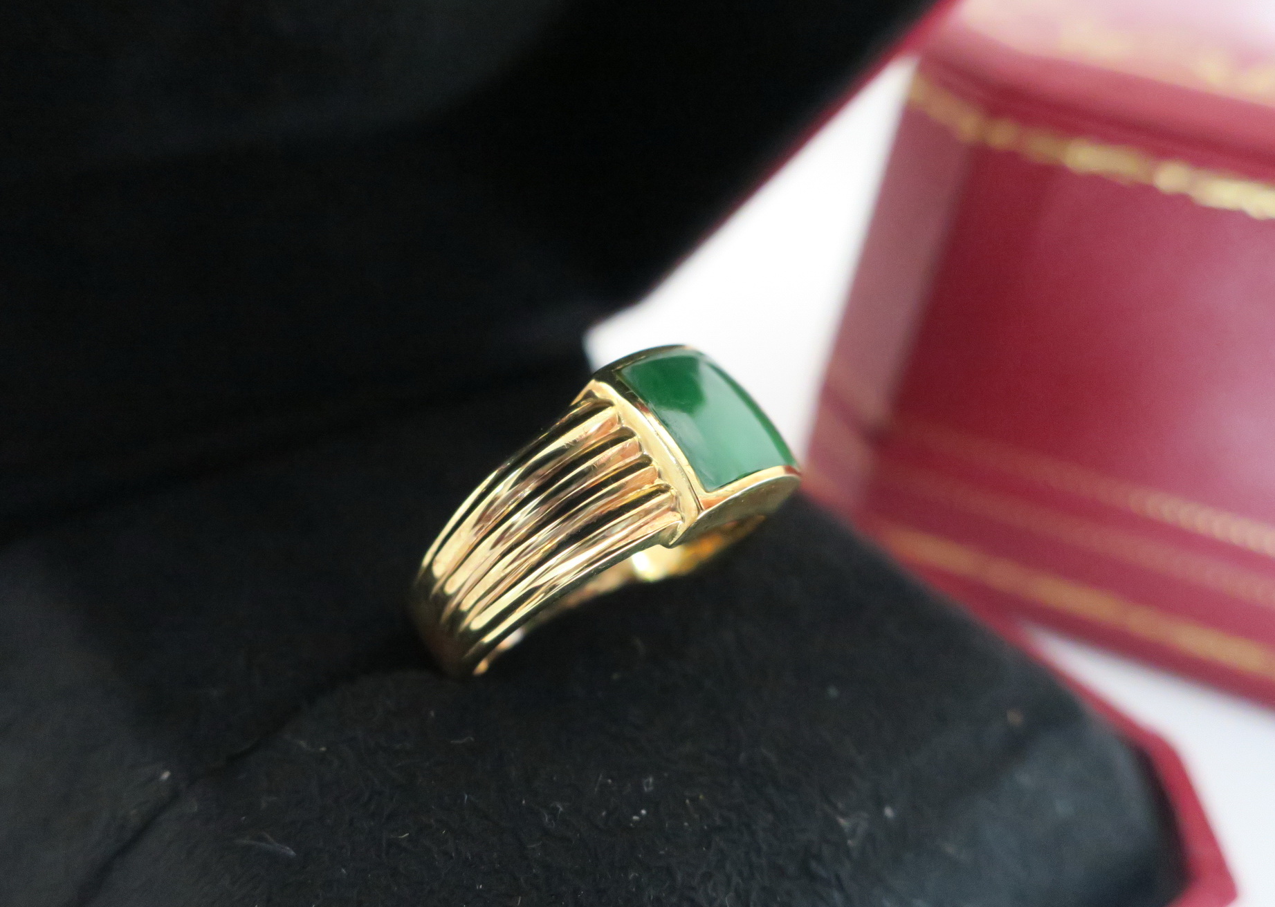 天然翡翠 B貨 戒指 18K金戒台 身上帶點綠顯落落大方 2