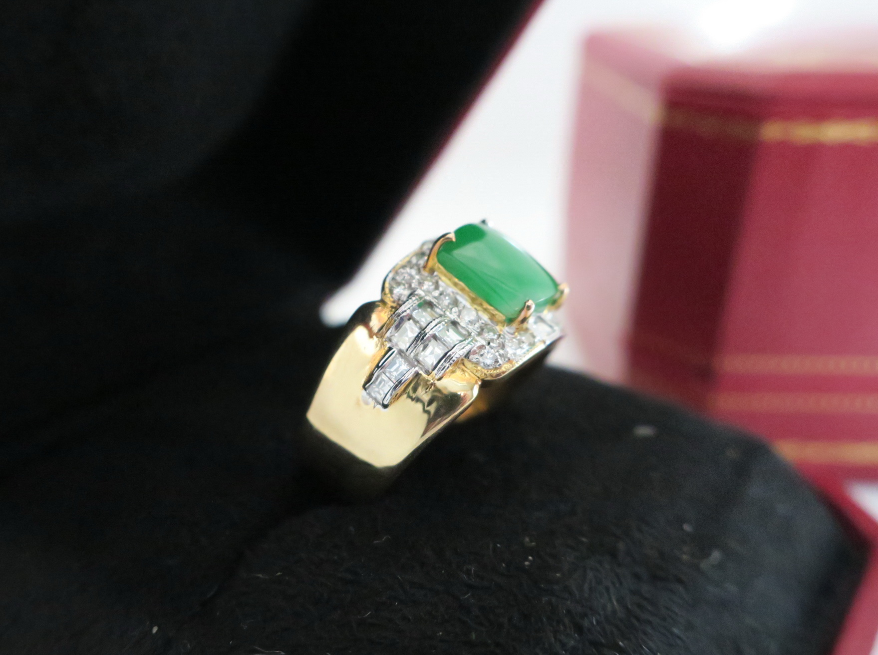 天然翡翠 B貨 戒指 18K金鑲真鑽戒台 身上帶點綠顯落落大方 2