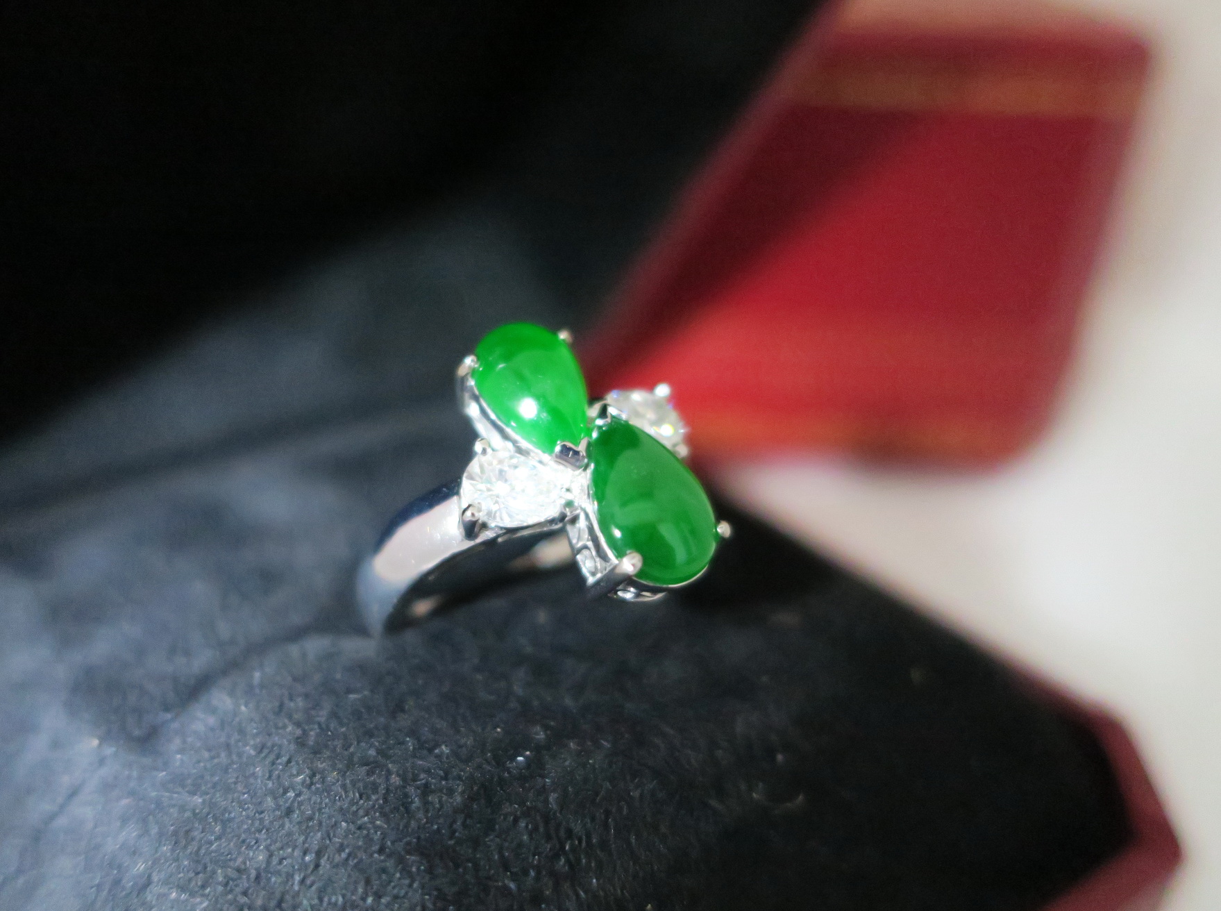 天然 頂級 A貨翡翠 水滴型 戒指 18K金戒台 身上帶點綠顯落落大方 2