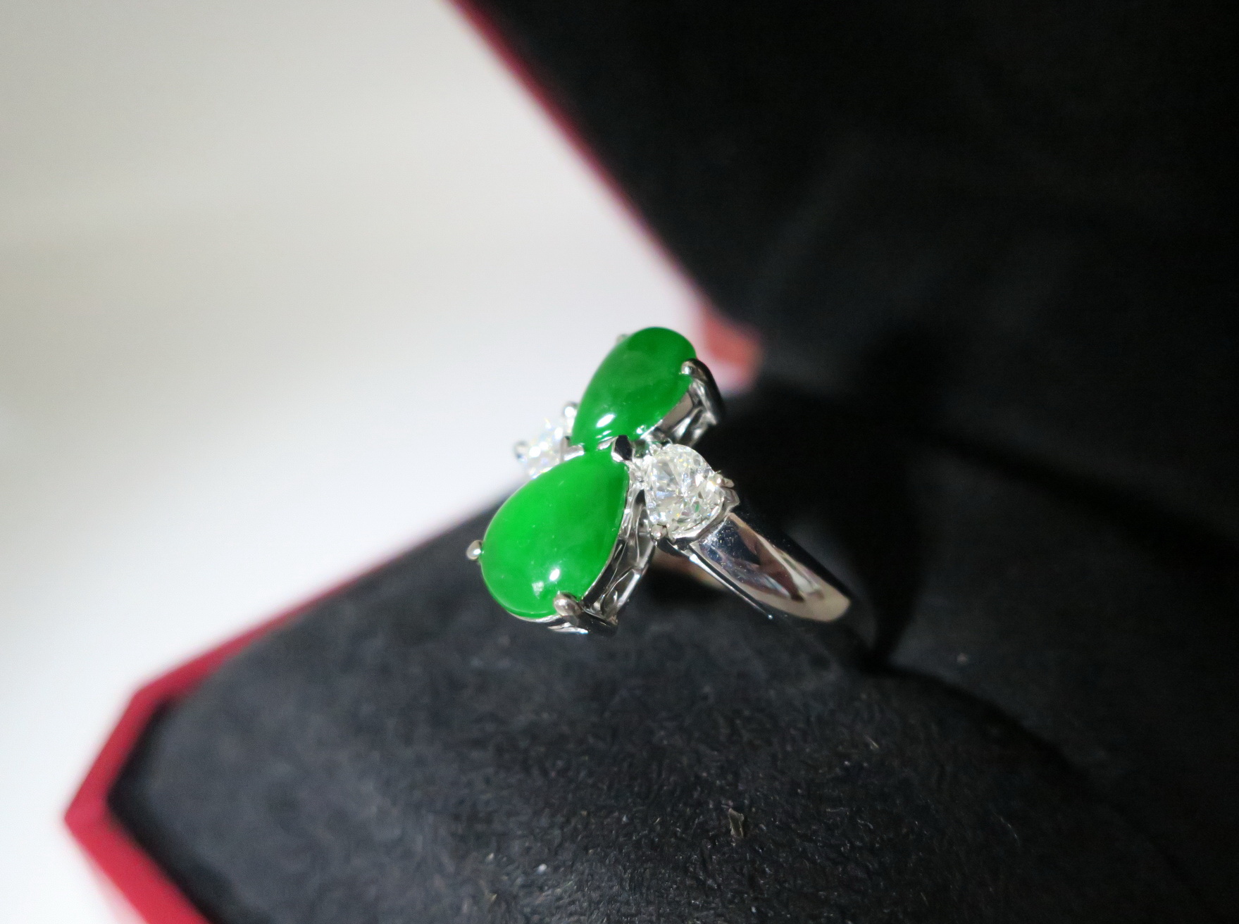 天然 頂級 A貨翡翠 水滴型 戒指 18K金戒台 身上帶點綠顯落落大方 3