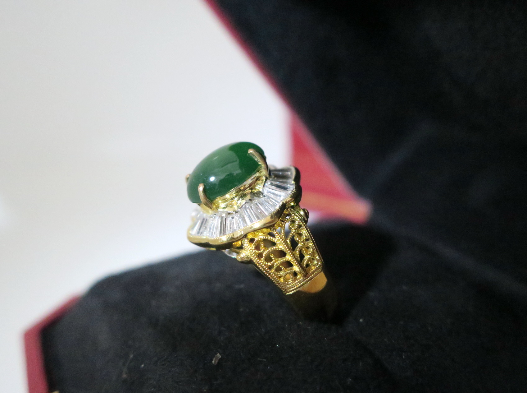 天然 A貨翡翠 高品質 縷空戒指 18K金鑲真鑽戒台 藝品雕工技術 3