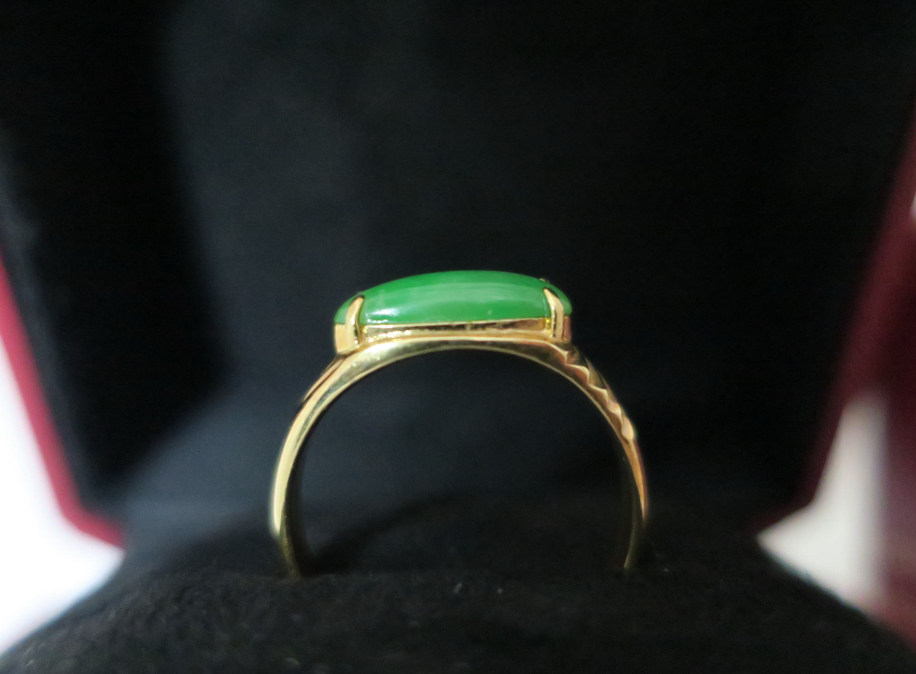 天然翡翠 B貨 戒指 18K金戒台 身上帶點綠顯落落大方 4