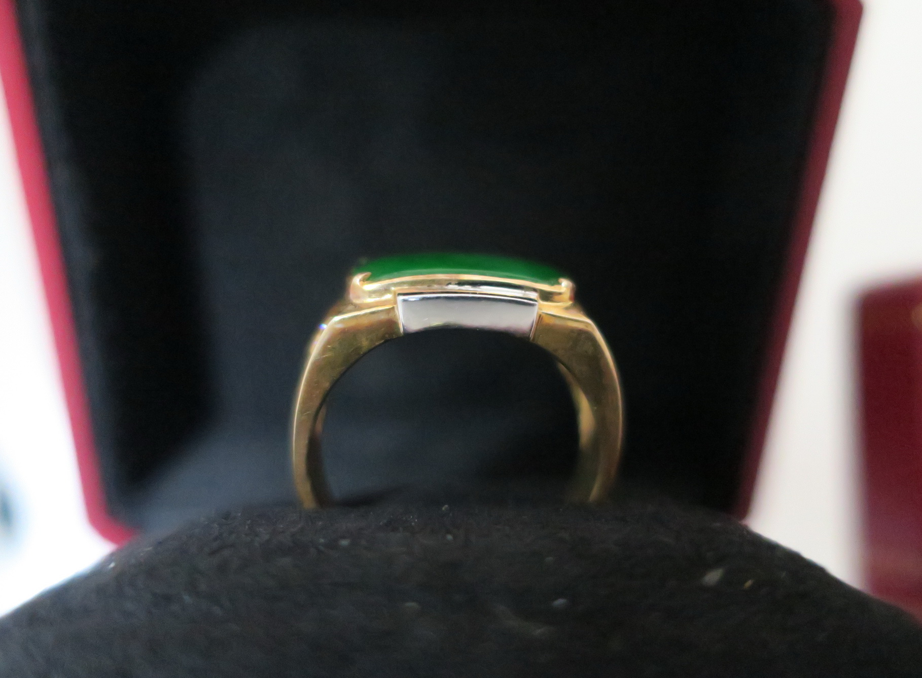 天然翡翠 B貨 戒指 18K金鑲真鑽戒台 身上帶點綠顯落落大方 4