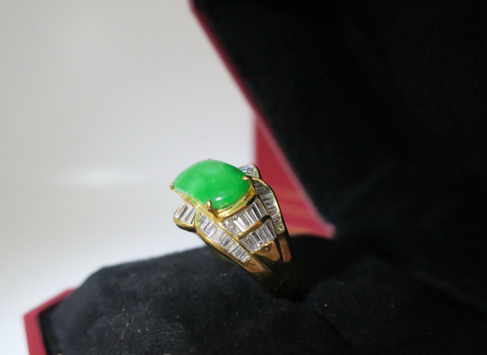 天然 高品質 A貨翡翠 鑲鑽戒指 18K金戒台 身上帶點綠顯落落大方 3