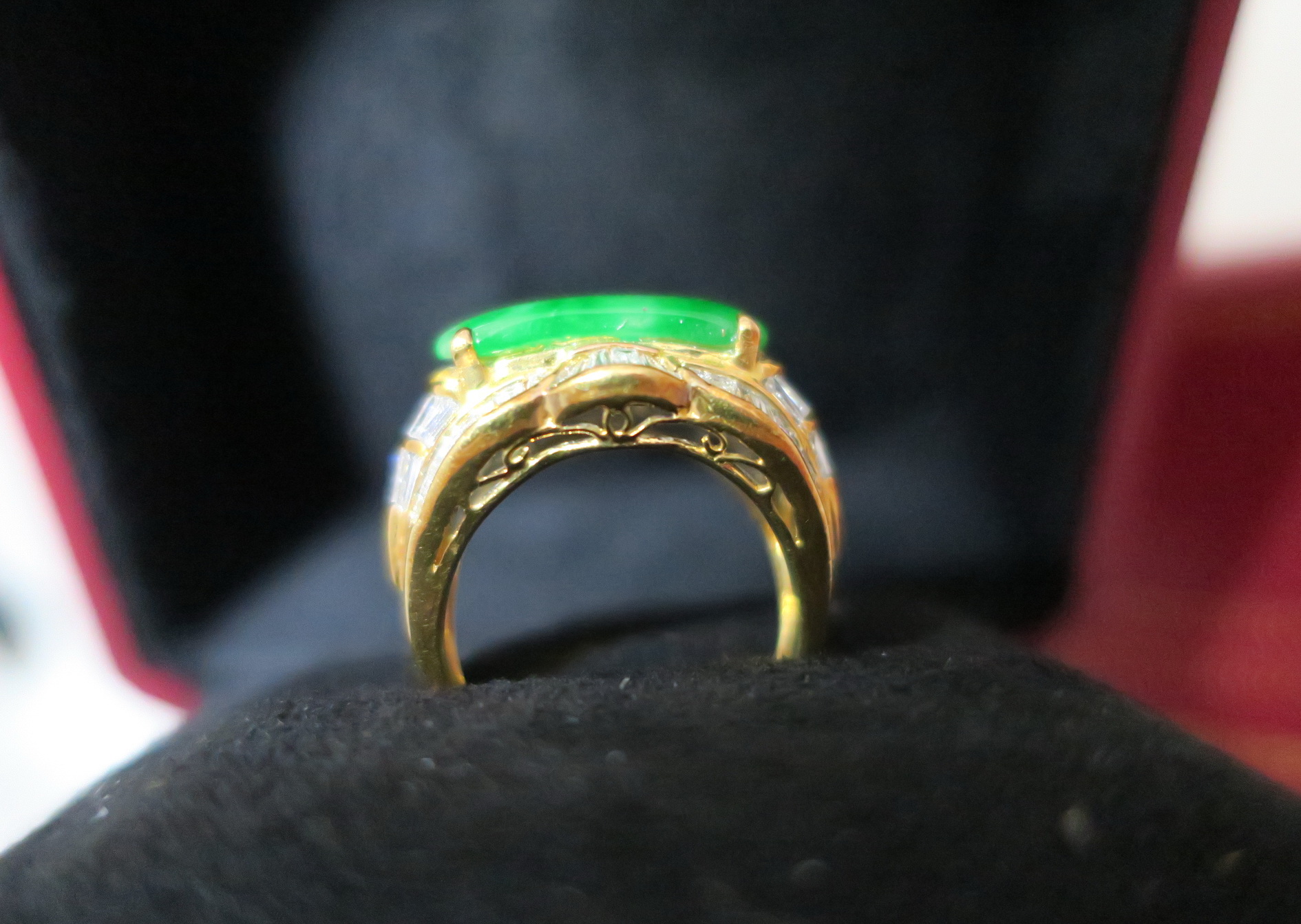 天然 高品質 A貨翡翠 鑲鑽戒指 18K金戒台 身上帶點綠顯落落大方 4