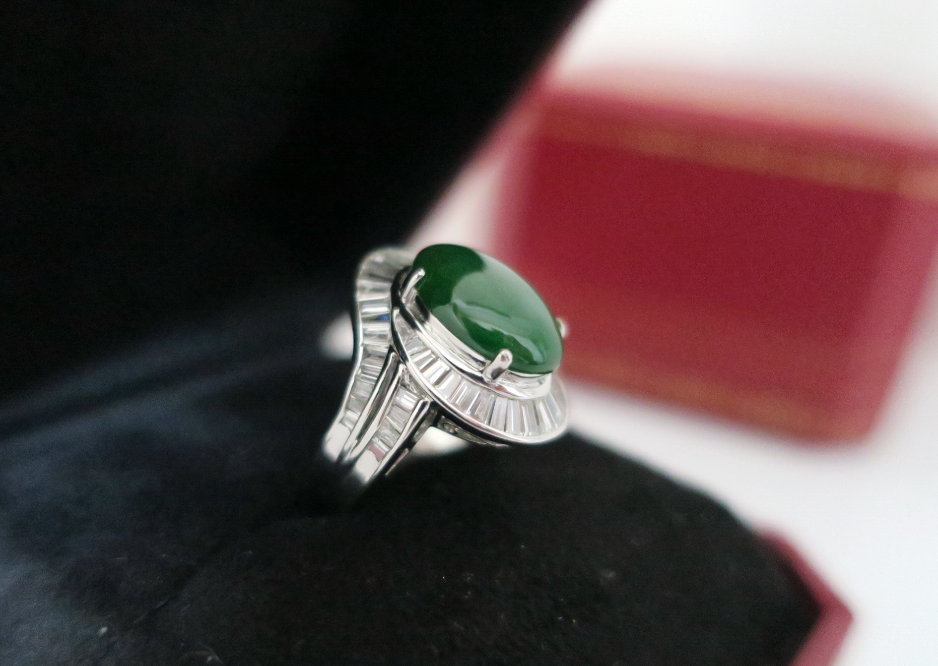 天然 高品質 A貨翡翠 滿鑲梯鑽戒指 18K白金戒台 身上帶點綠顯落落大方 2