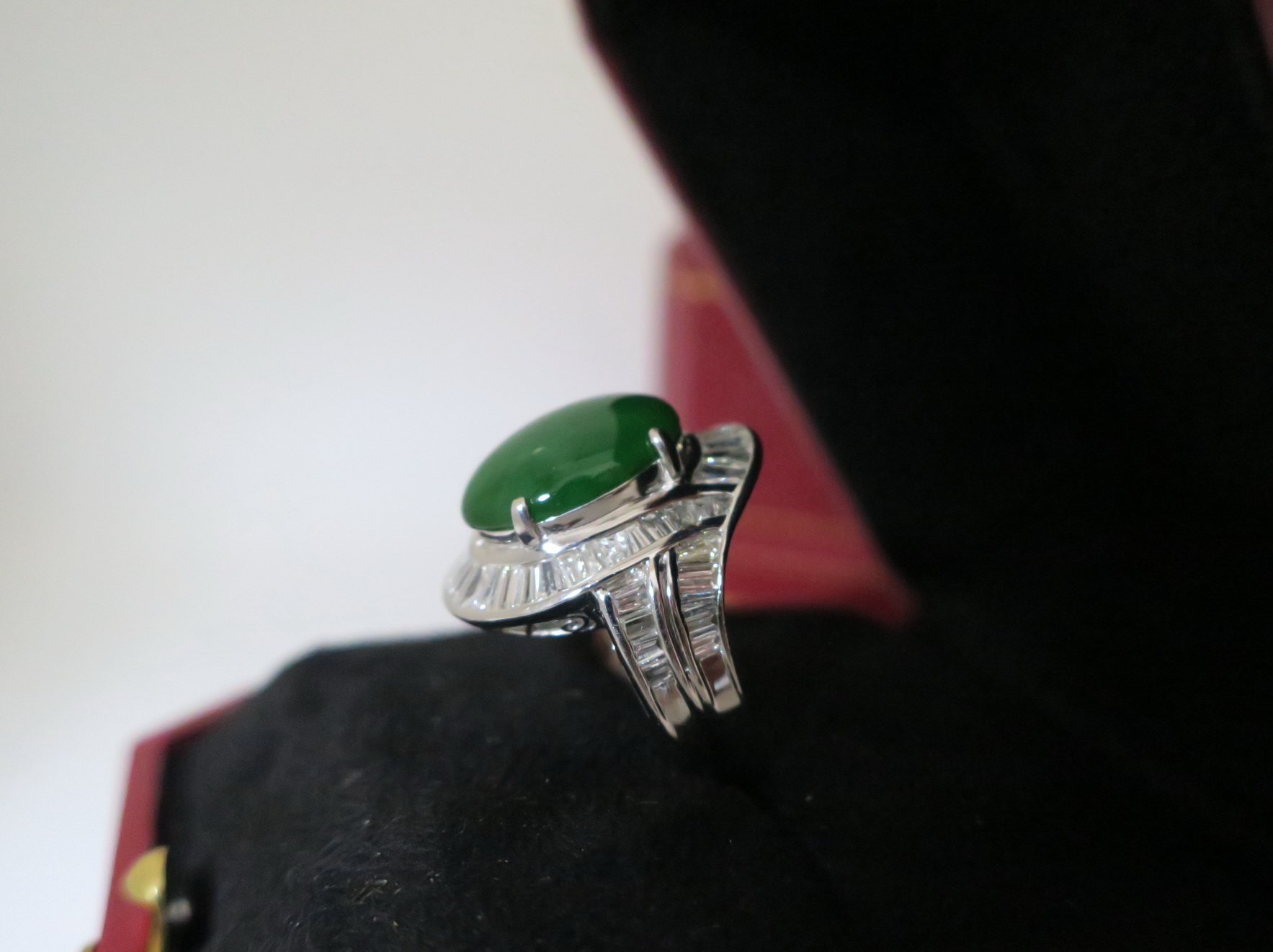 天然 高品質 A貨翡翠 滿鑲梯鑽戒指 18K白金戒台 身上帶點綠顯落落大方 3