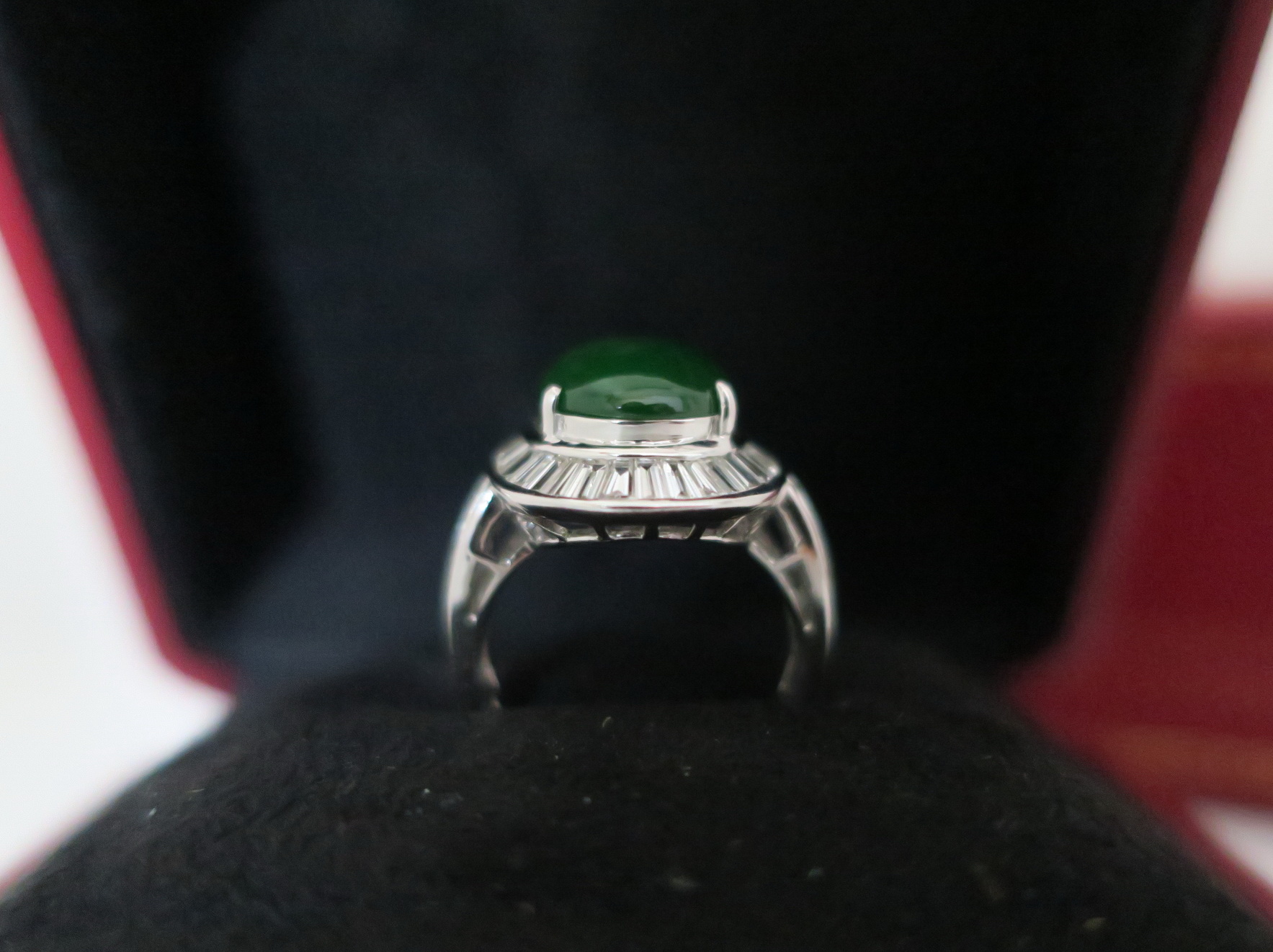 天然 高品質 A貨翡翠 滿鑲梯鑽戒指 18K白金戒台 身上帶點綠顯落落大方 4