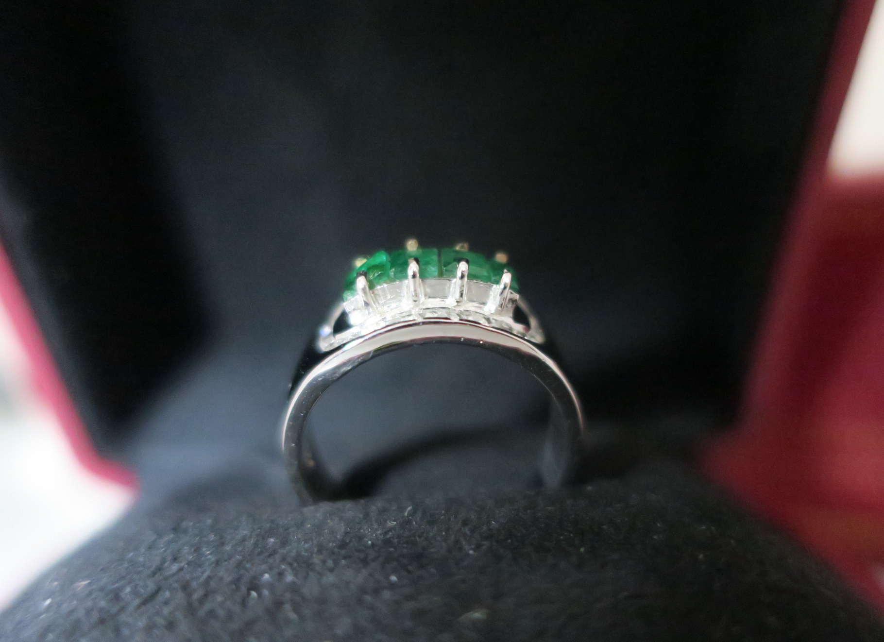 天然 祖母綠 鑲鑽戒指 18K白金戒台 身上帶點綠顯落落大方 2