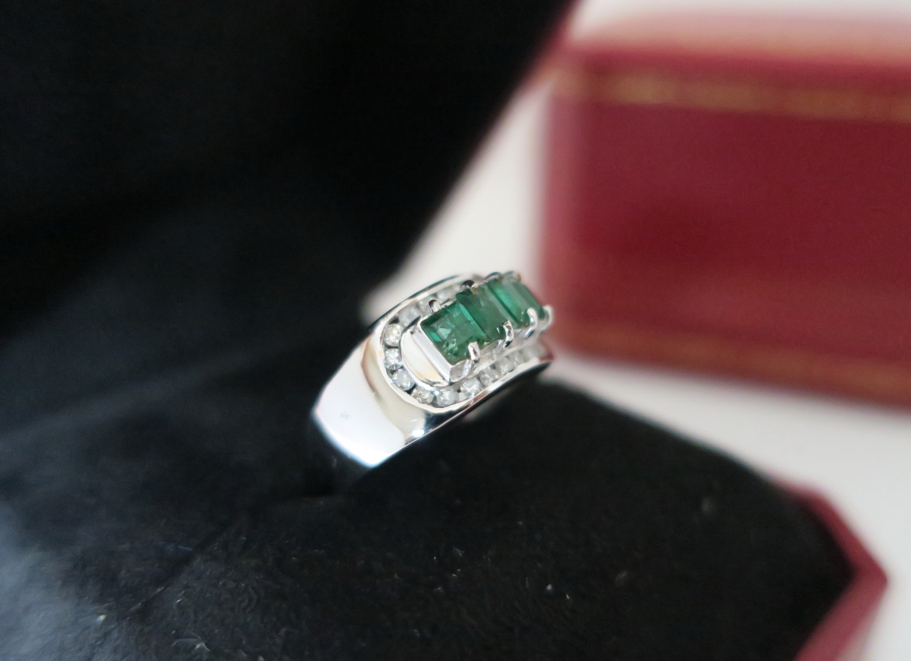 天然 祖母綠 鑲鑽戒指 18K白金戒台 身上帶點綠顯落落大方 3