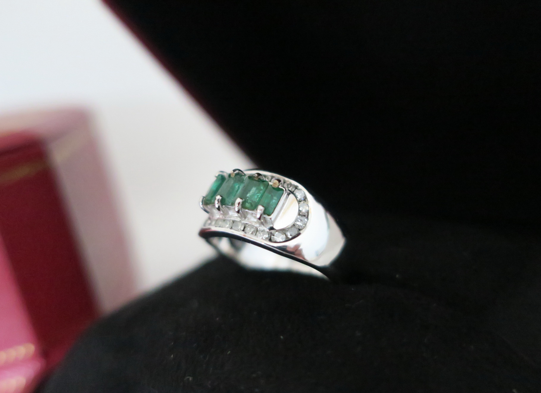 天然 祖母綠 鑲鑽戒指 18K白金戒台 身上帶點綠顯落落大方 4