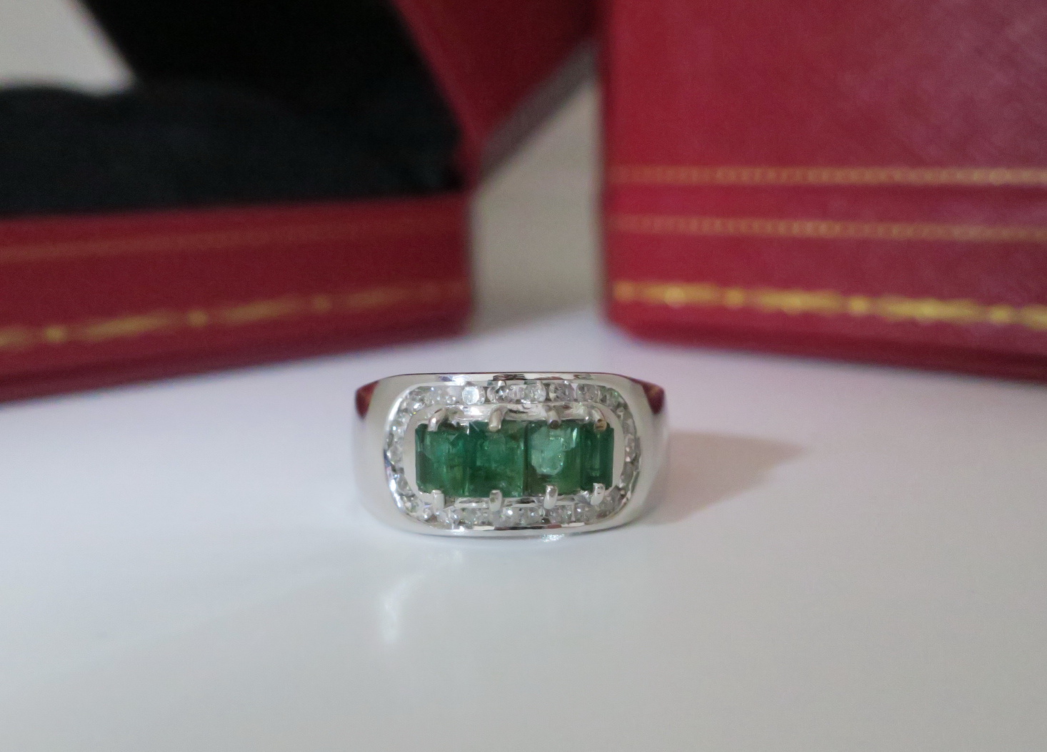 天然 祖母綠 鑲鑽戒指 18K白金戒台 身上帶點綠顯落落大方 5