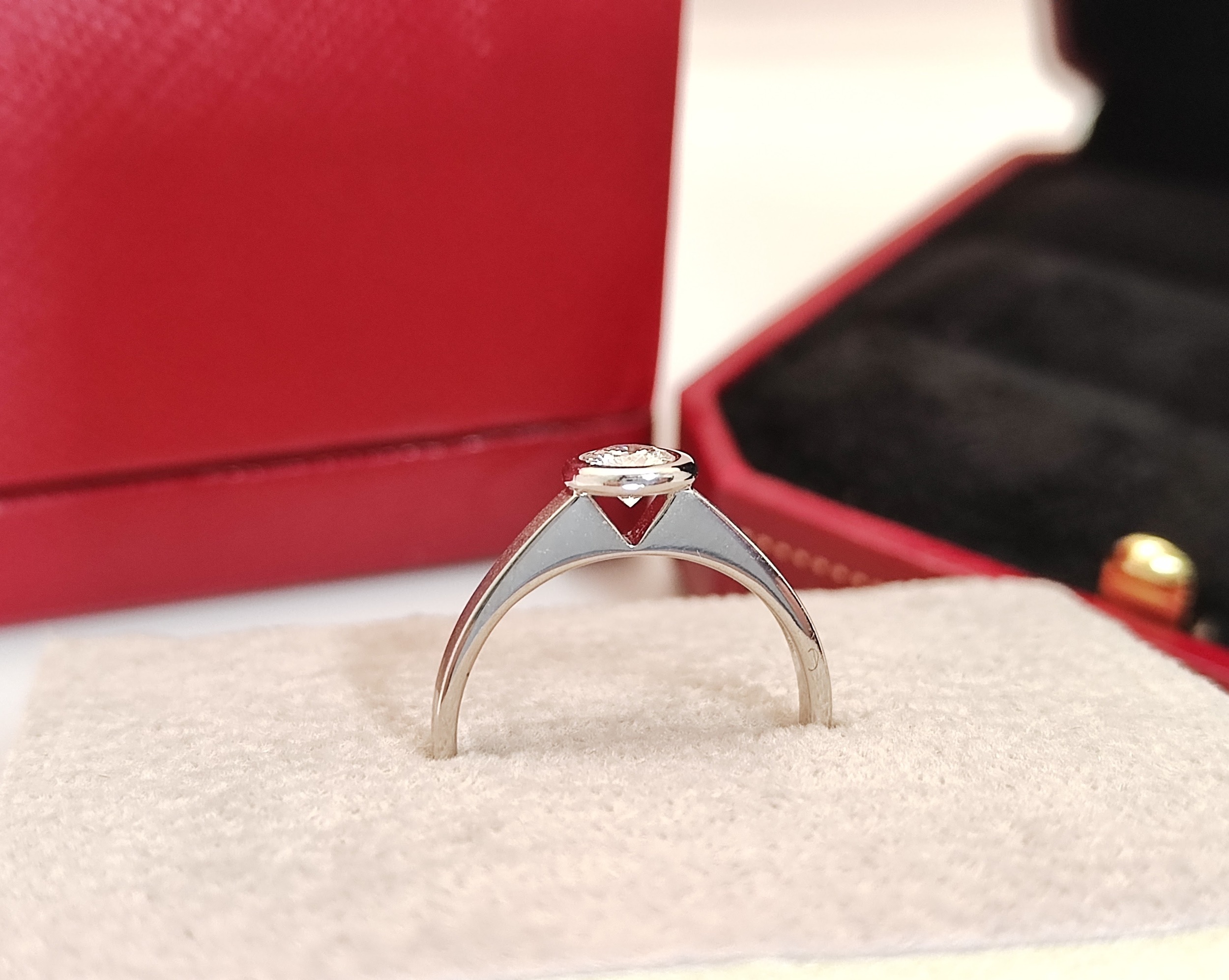 天然 鑽石戒指 圓型包覆造型 18K金鑲崁 國內證書 主鑽31分 大方亮眼 2