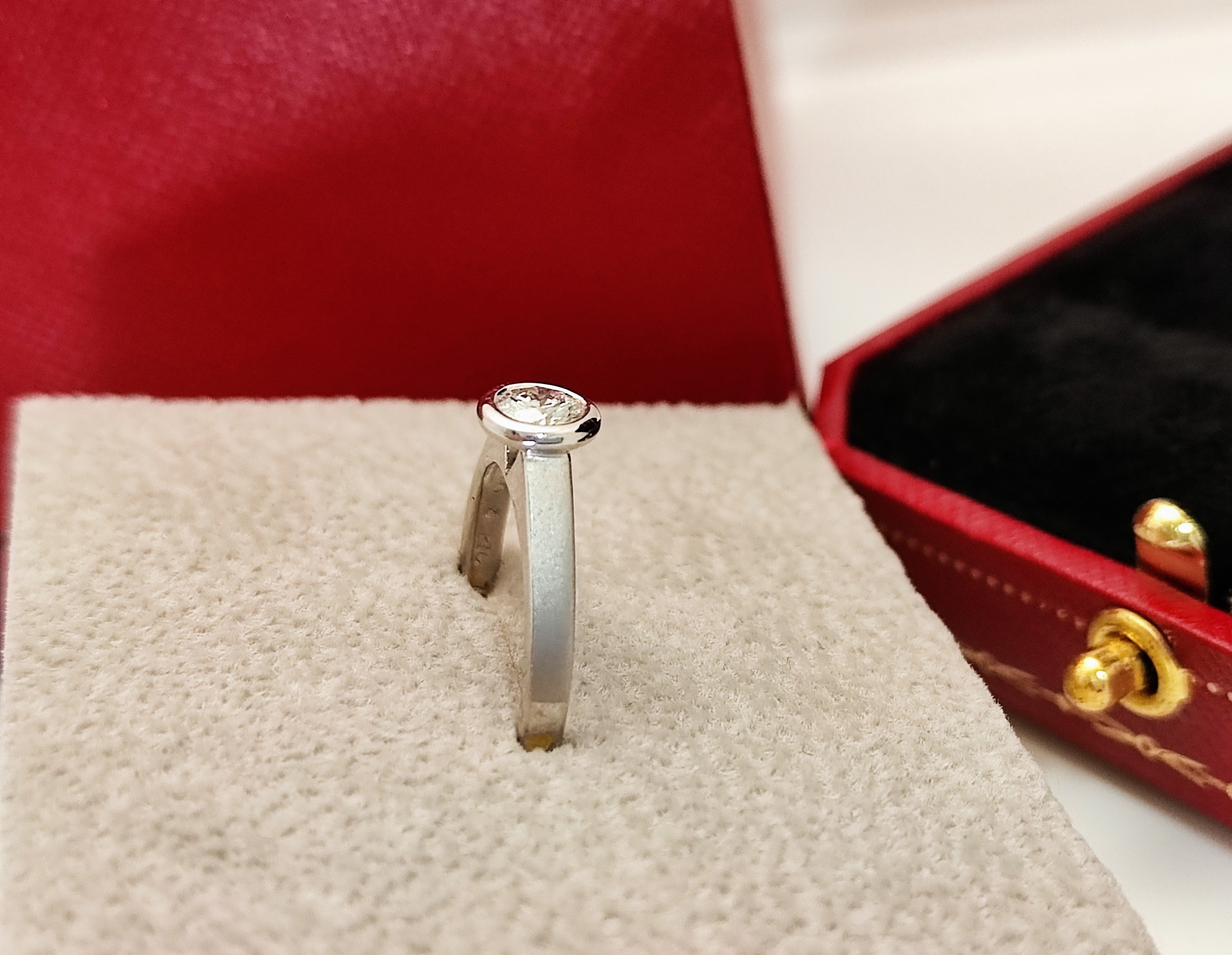 天然 鑽石戒指 圓型包覆造型 18K金鑲崁 國內證書 主鑽31分 大方亮眼 3