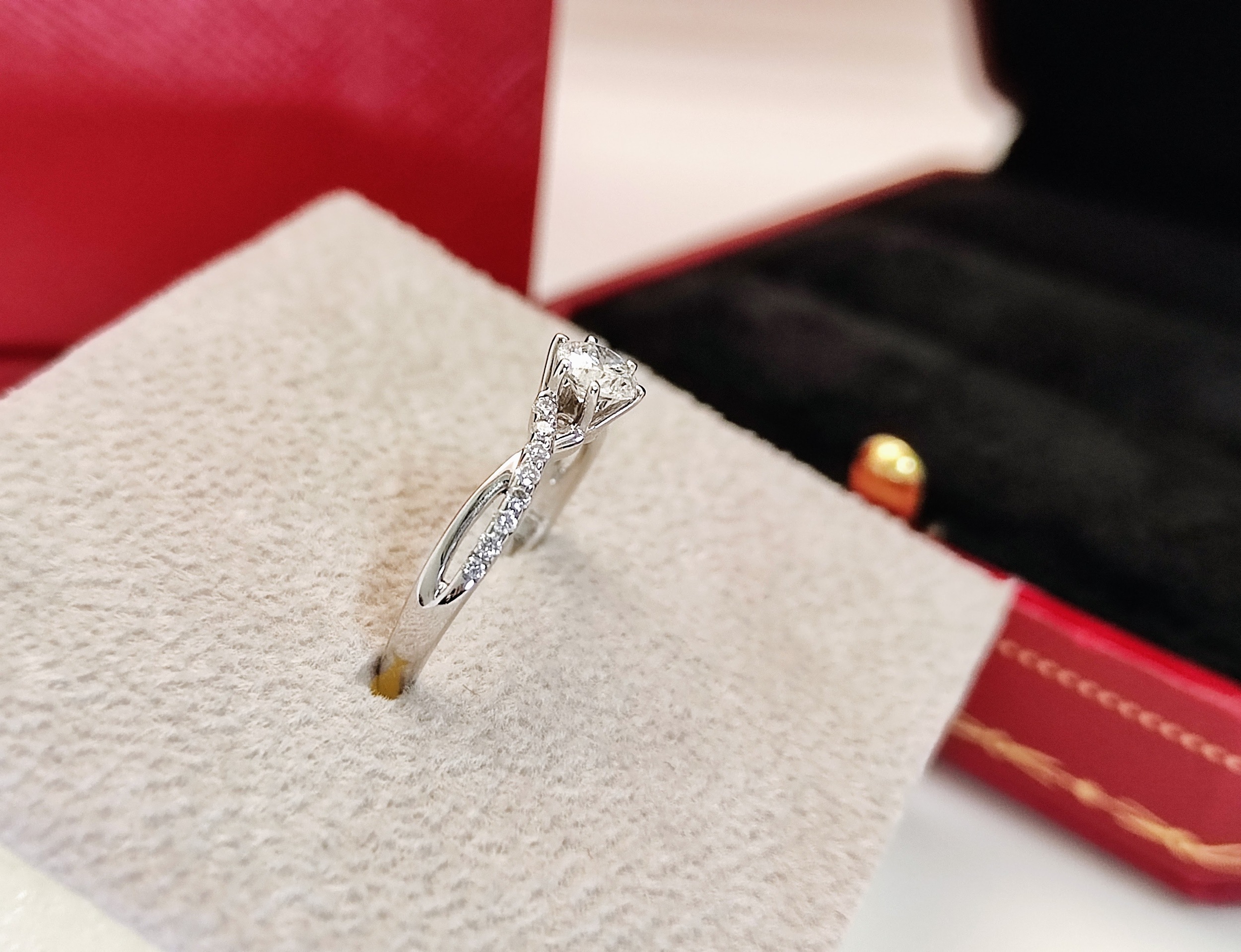 天然 鑽石戒指 蝴蝶結造型 18K金鑲崁 國內證書 主鑽31分 8心8箭車工 閃閃亮眼 3