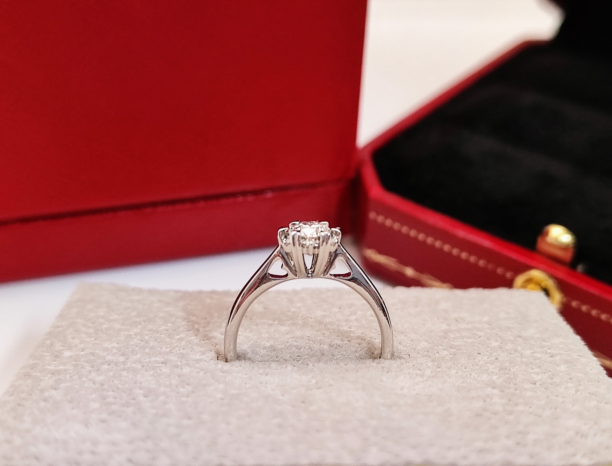 天然 鑽石戒指 花瓣造型 18K金鑲崁 國內證書 主鑽30分 8心8箭車工 閃閃發亮 2