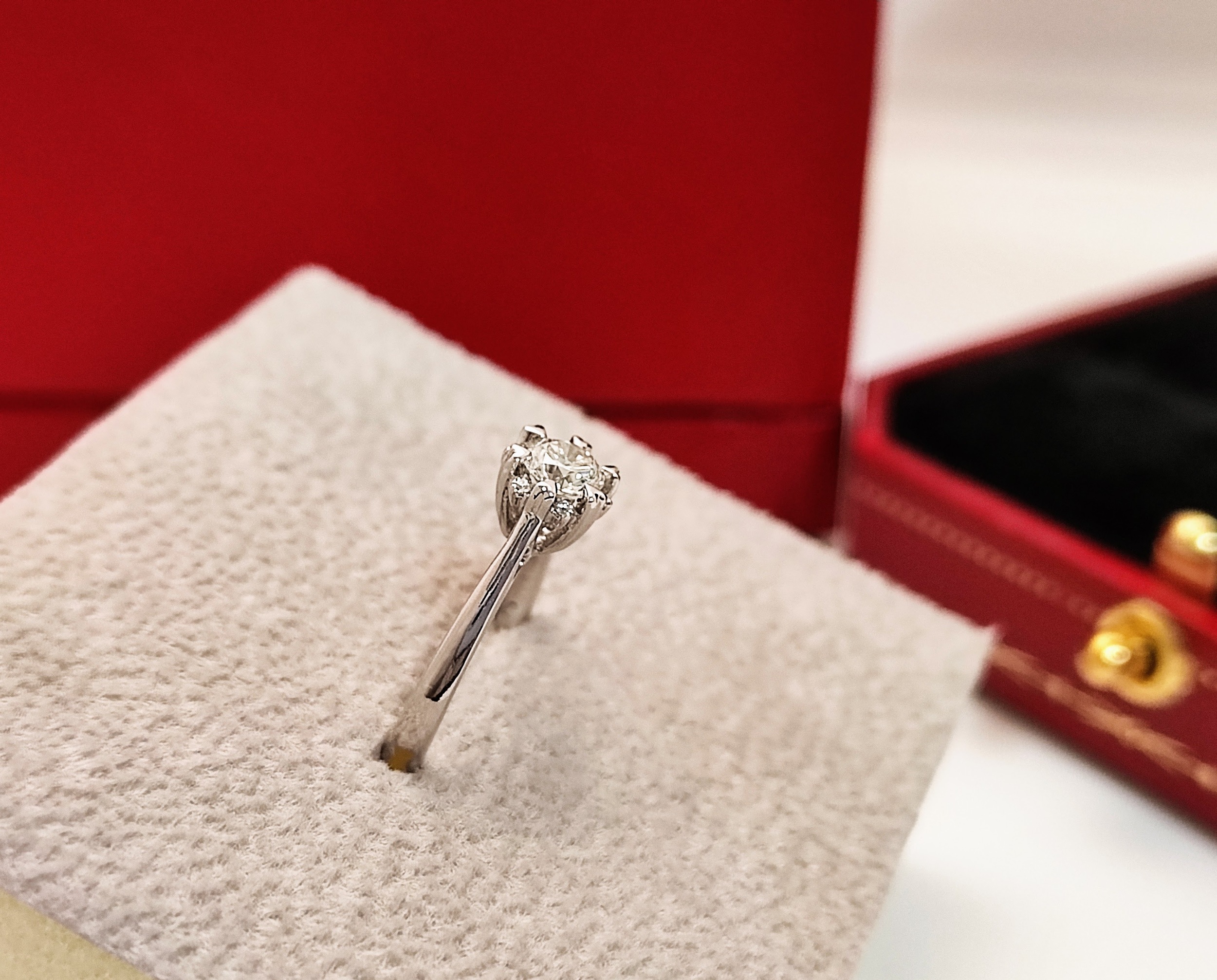 天然 鑽石戒指 花瓣造型 18K金鑲崁 國內證書 主鑽30分 8心8箭車工 閃閃發亮 3