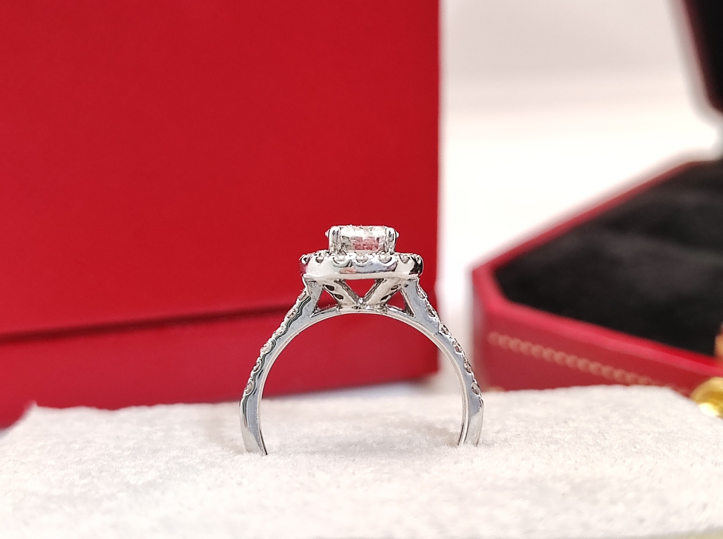 天然 鑽石戒指 圓型包覆造型 18K金鑲崁 國內證書 主鑽57分 目光焦點 2