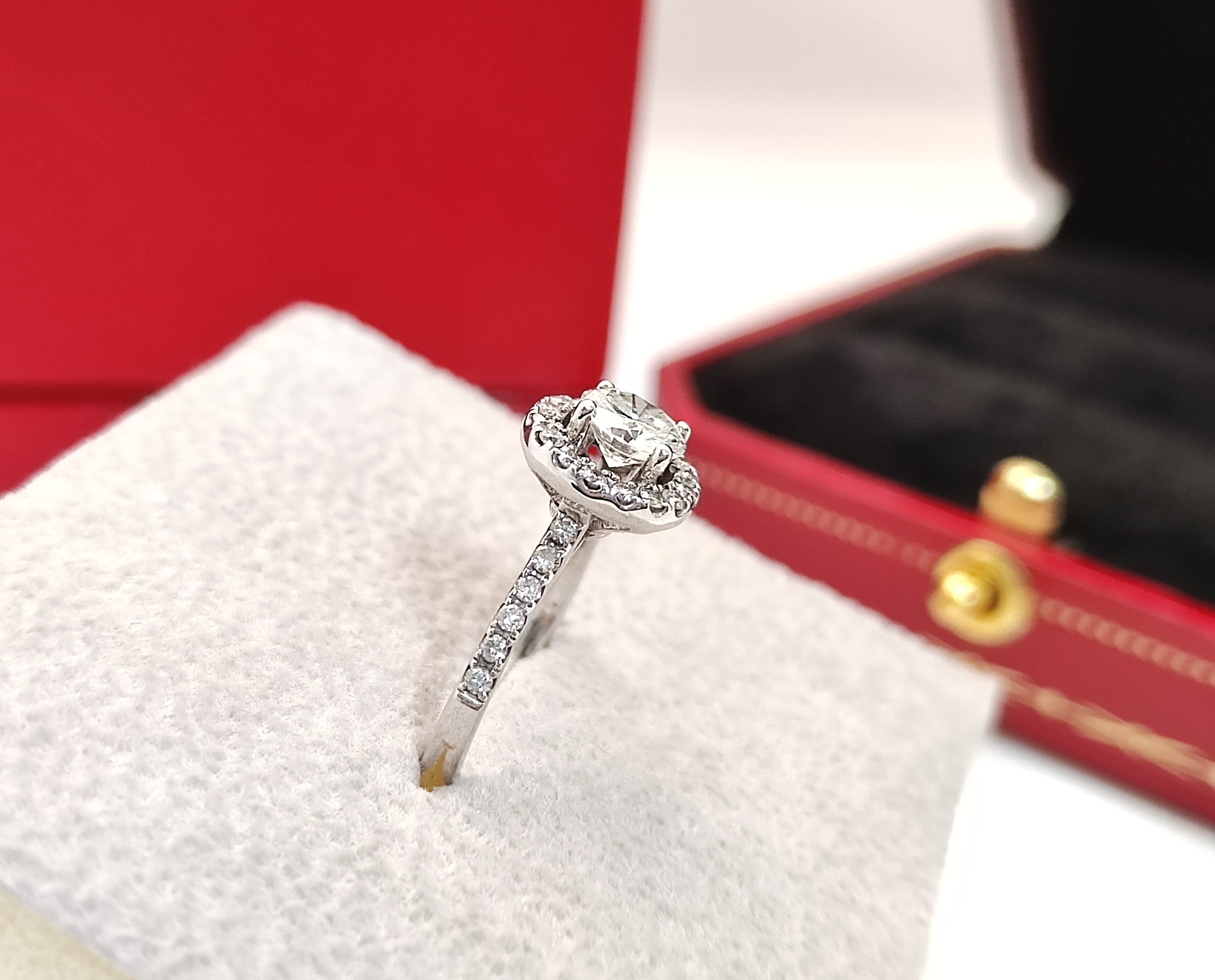 天然 鑽石戒指 圓型包覆造型 18K金鑲崁 國內證書 主鑽57分 目光焦點 3