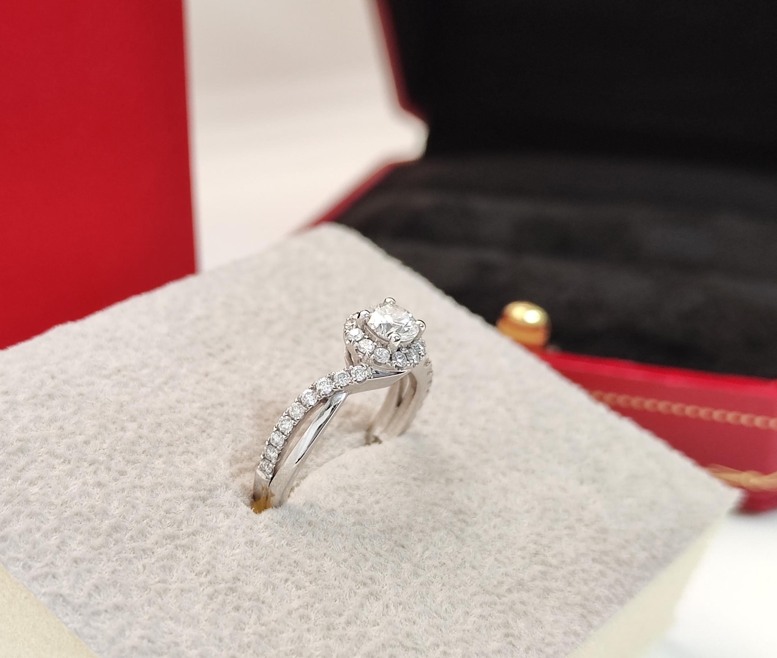 天然 鑽石戒指 花瓣包覆造型 GIA國際證書 主鑽30分 閃閃動人 目光焦點 2