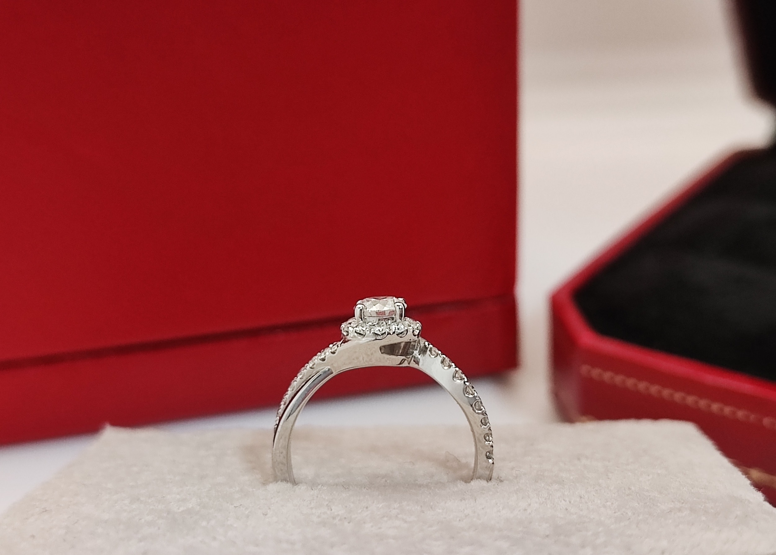 天然 鑽石戒指 花瓣包覆造型 GIA國際證書 主鑽30分 閃閃動人 目光焦點 3