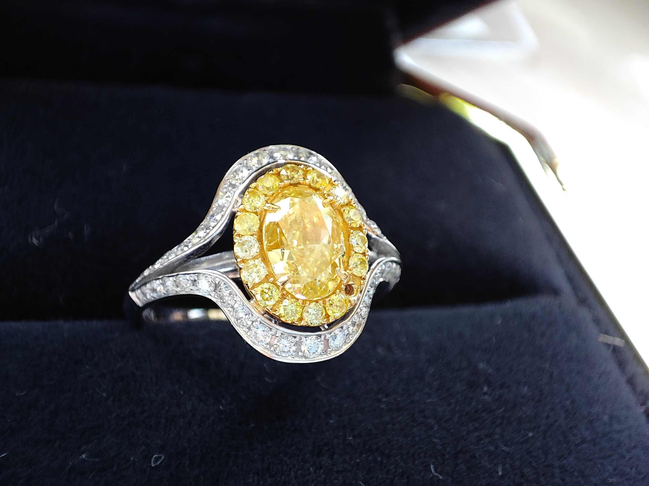 GIA黃金鑽 彩鑽 主石橢圓形 1.03克拉 FANCY INTENSE YELLOW等級 豪華鑲崁戒台 2