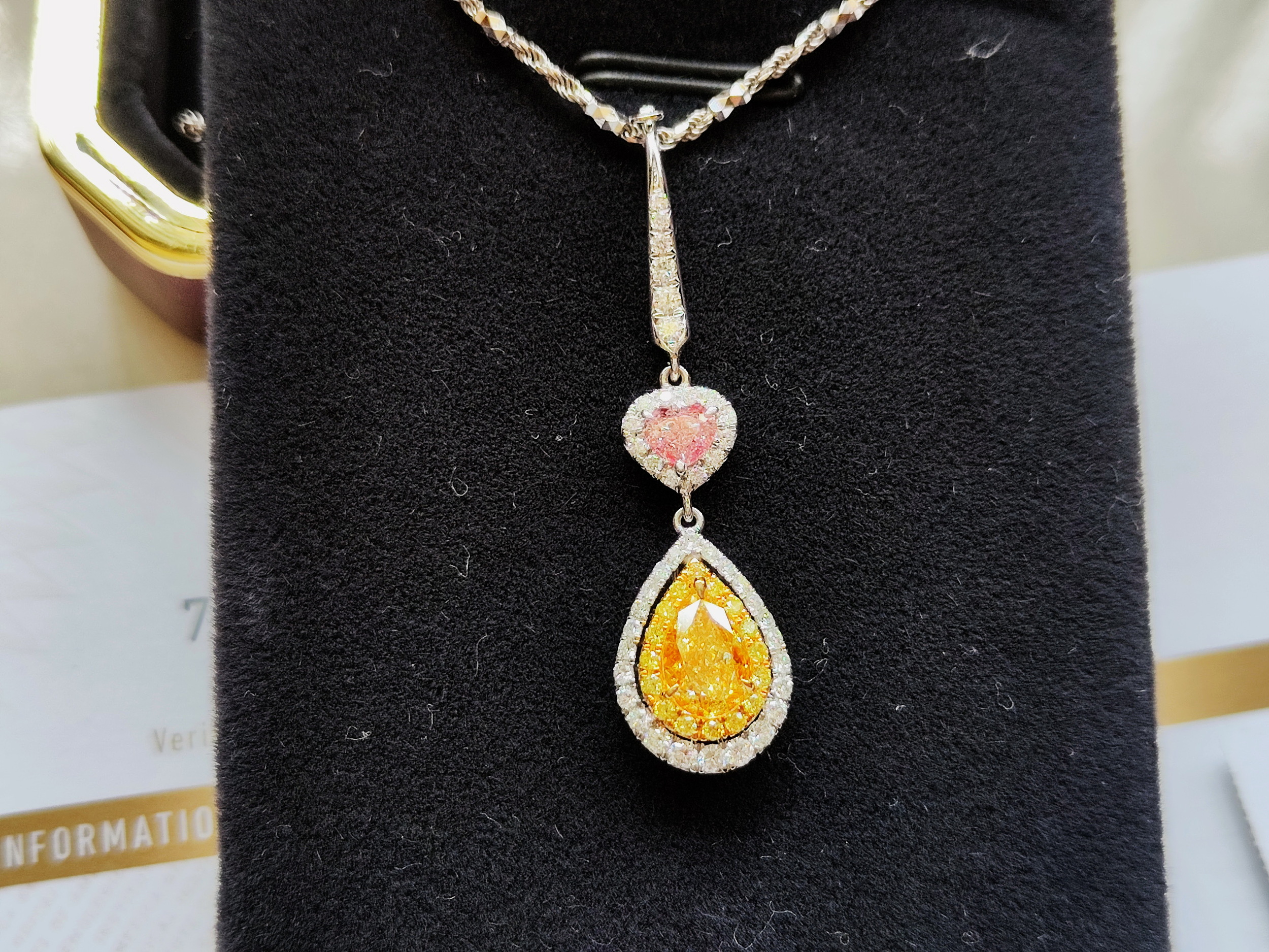 GIA黃金鑽 彩鑽 水滴形主石1.00克拉 FANCY LIGHT YELLOW 等級 配鑽 心形粉紅鑽 鑽石項鍊 3