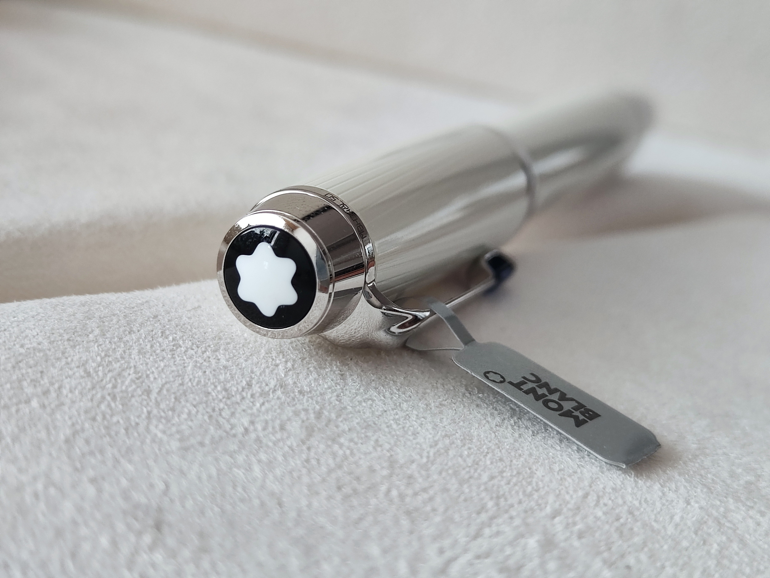 萬寶龍 Montblanc 全新 波希米亞 珍珠白 藍寶石 鋼珠筆~原廠盒單 2