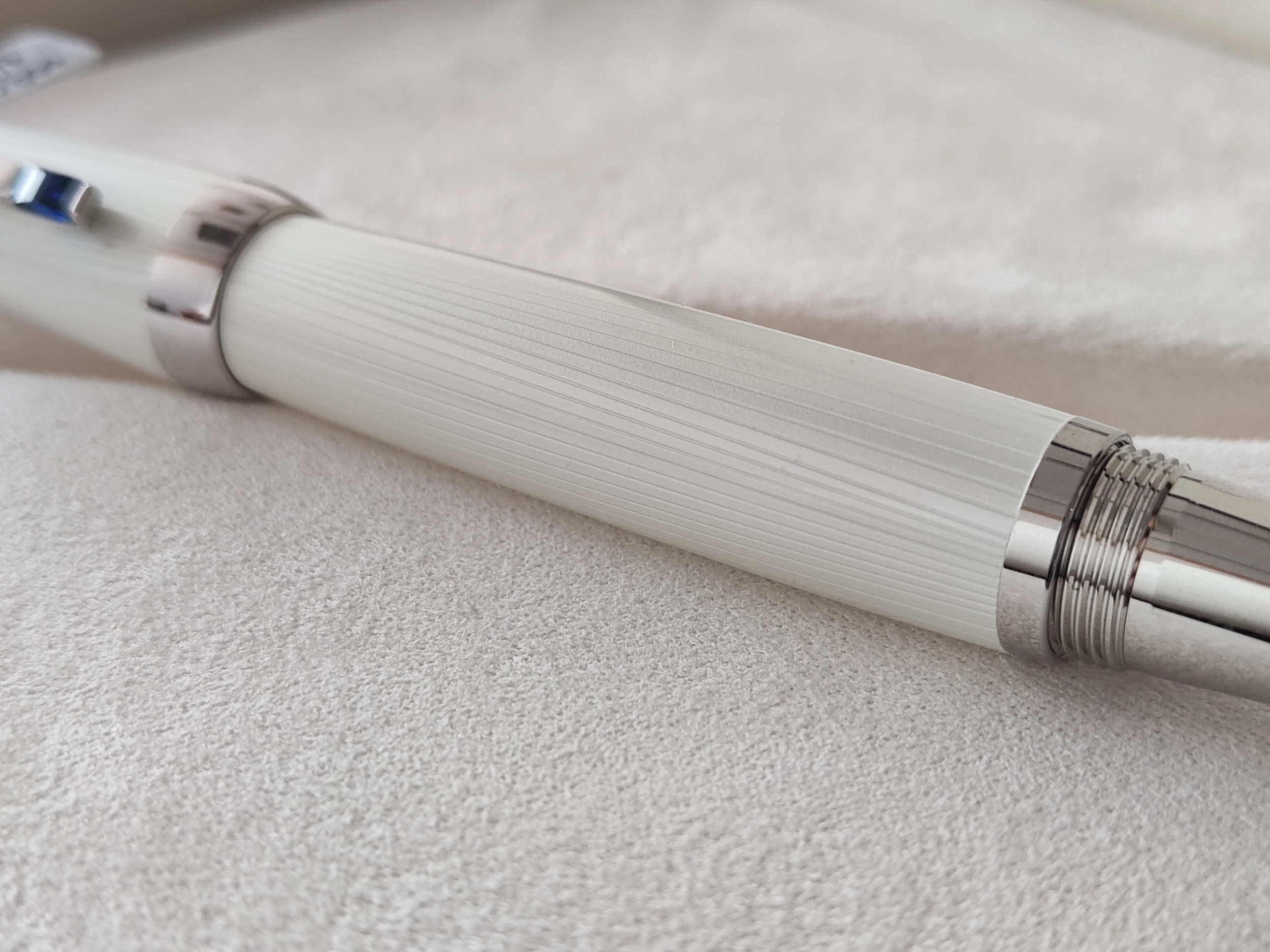 萬寶龍 Montblanc 全新 波希米亞 珍珠白 藍寶石 鋼珠筆~原廠盒單 3