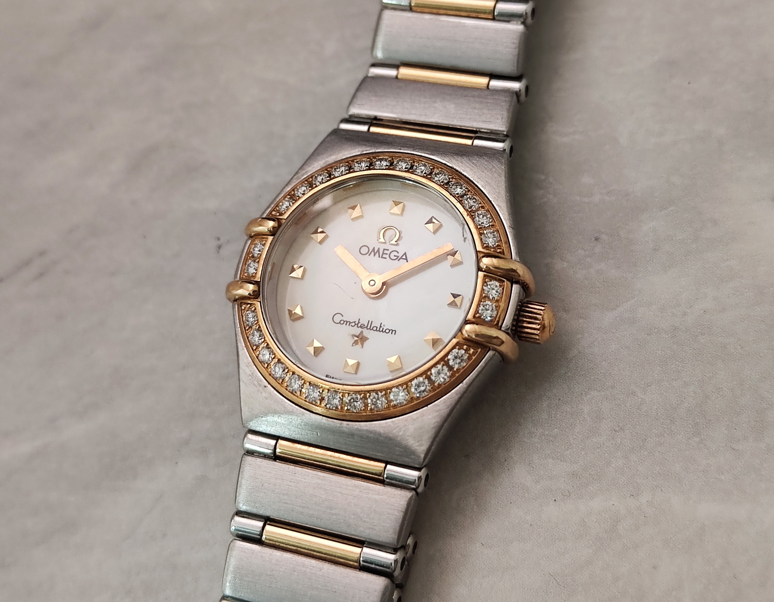 OMEGA 星座系列 女用 原鑲鑽圈 半金錶殼 錶徑22mm 白色貝殼面盤 正常氧化 優惠出讓 3