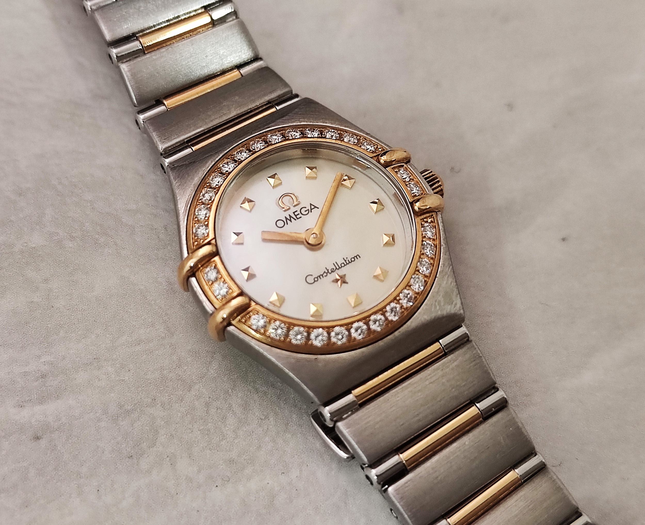 OMEGA 星座系列 女用 原鑲鑽圈 半金錶殼 錶徑22mm 白色貝殼面盤 正常氧化 優惠出讓 2
