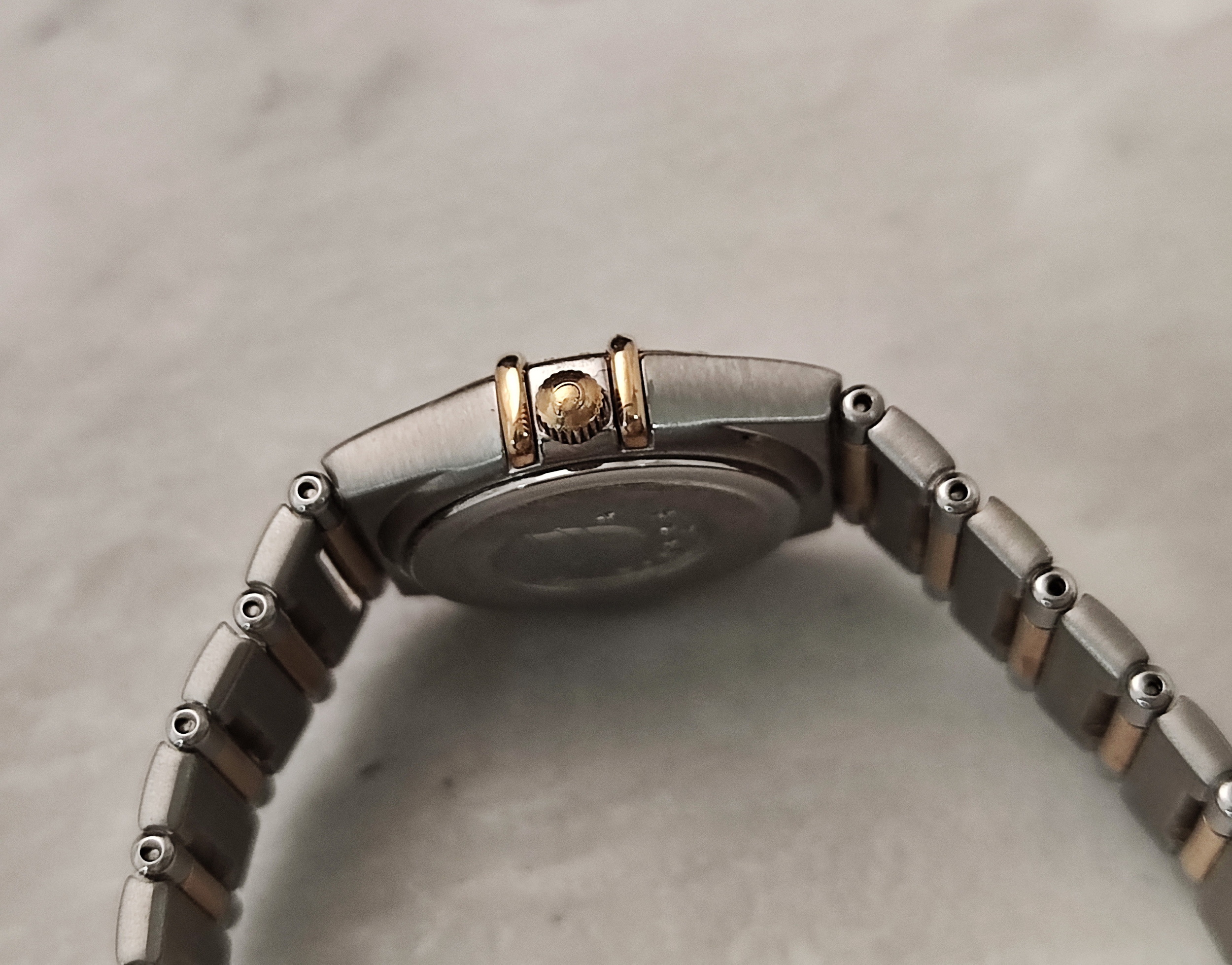 OMEGA 星座系列 女用 原鑲鑽圈 半金錶殼 錶徑22mm 白色貝殼面盤 正常氧化 優惠出讓 4