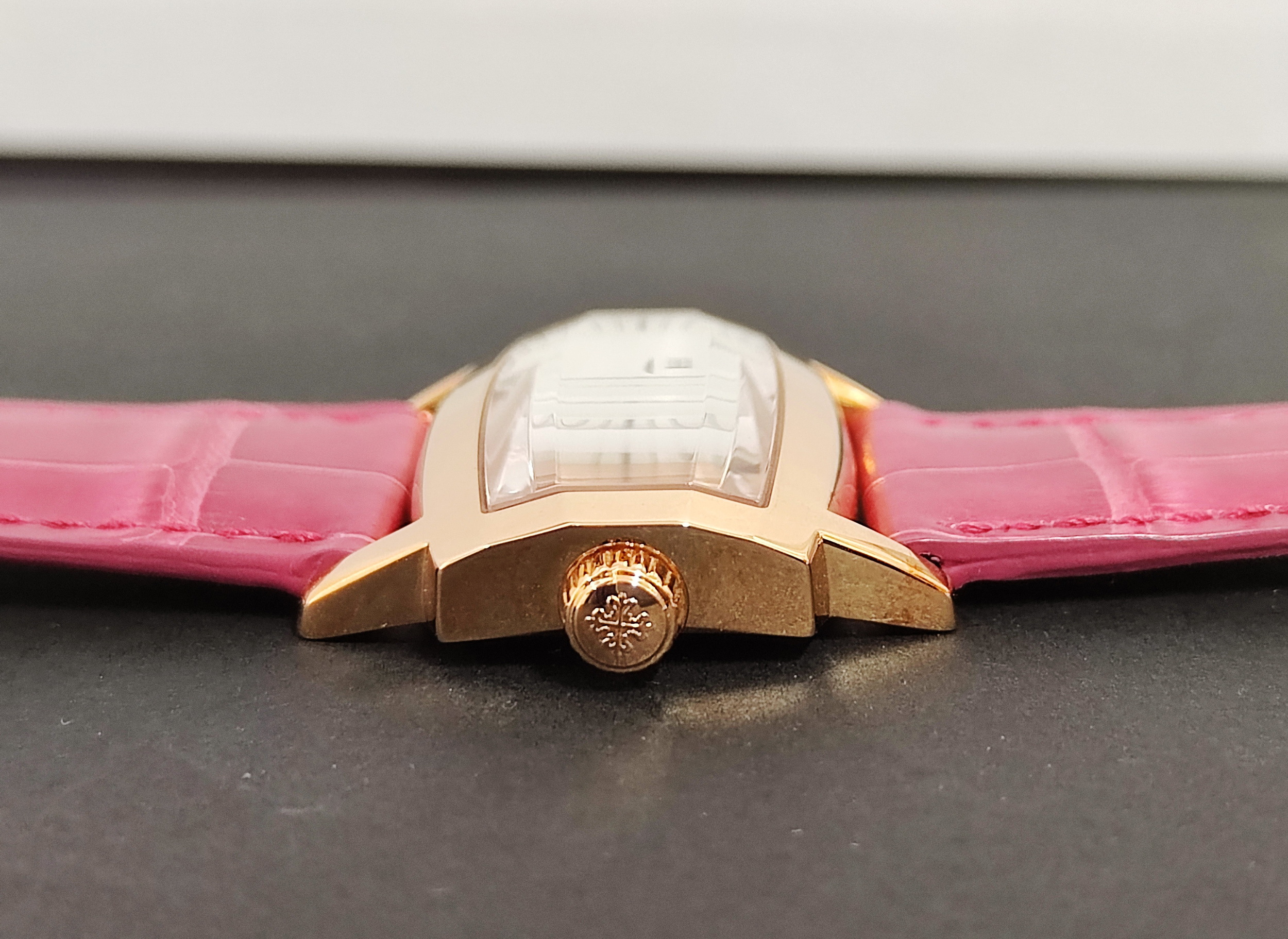 PP 百達翡麗 4980R 玫瑰金 白色珍珠母貝 雕花面盤 石英機芯 長方形錶殼~原廠盒單 未使用品 6