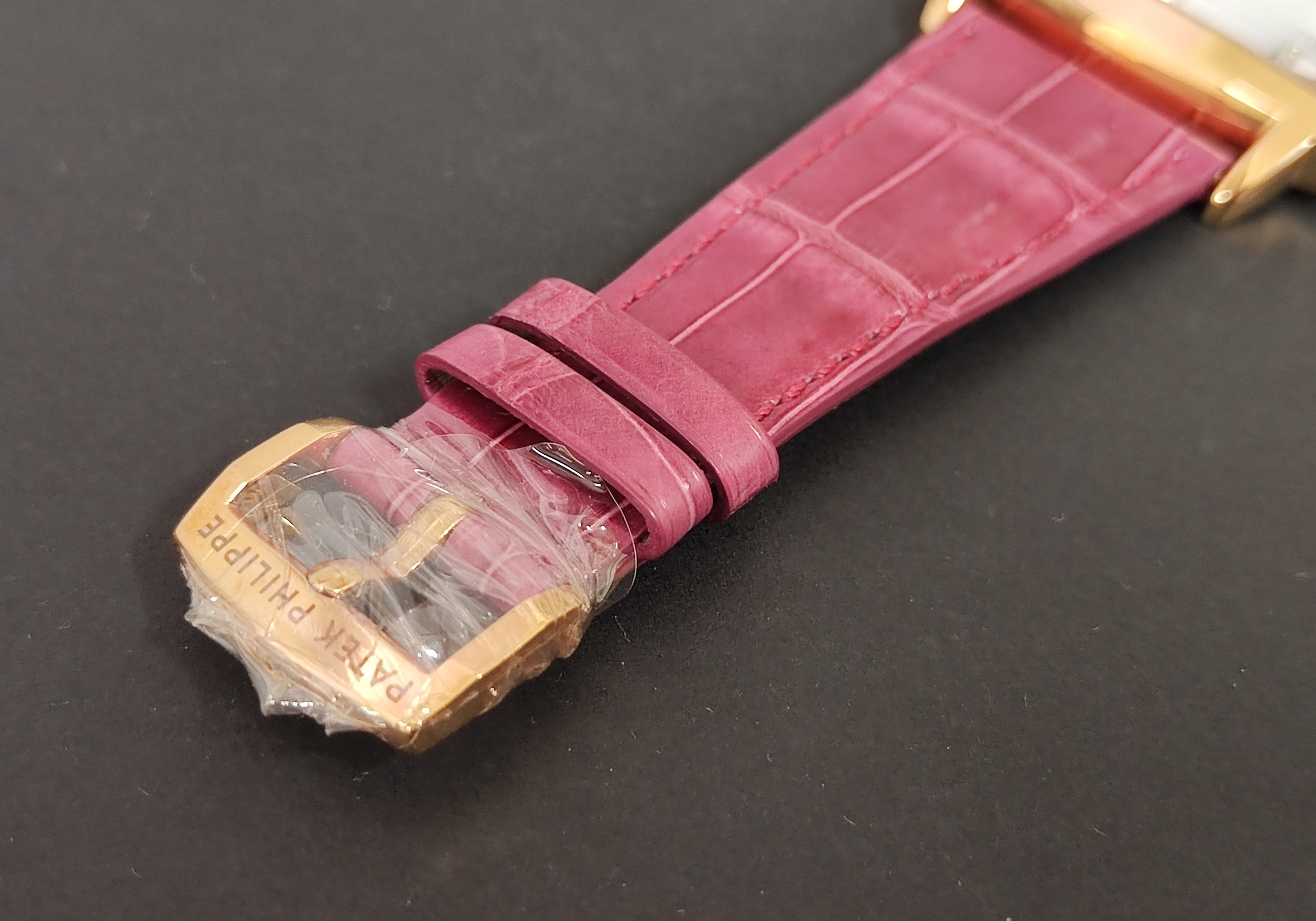 PP 百達翡麗 4980R 玫瑰金 白色珍珠母貝 雕花面盤 石英機芯 長方形錶殼~原廠盒單 未使用品 9