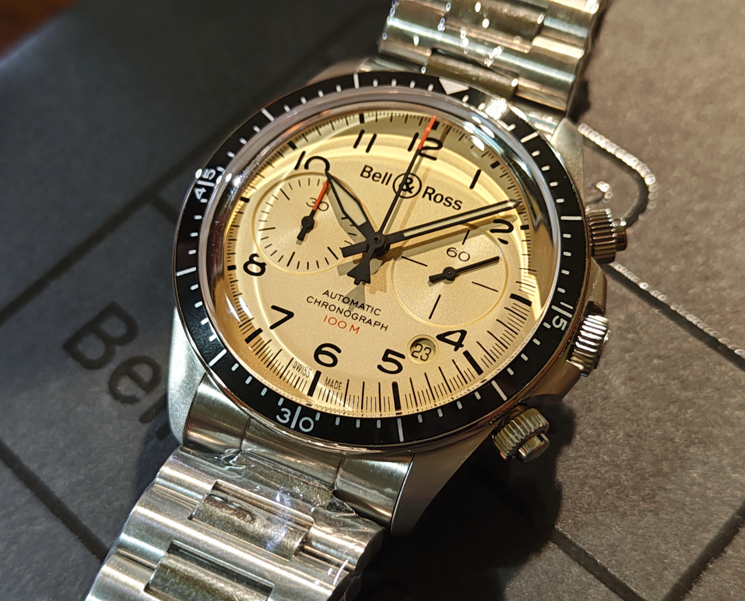 柏萊士 全新 BR V2-94 飛行錶 軍米色面盤 大錶徑41mm 自動上鍊 計時功能 原廠鋼帶~原廠盒單 2024AD 2