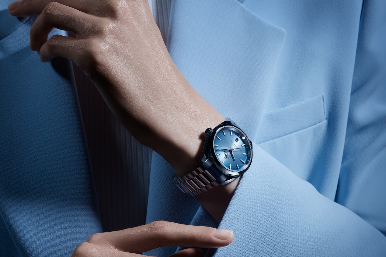 OMEGA 全新 海馬 Summer Blue 漸層藍色面盤 錶徑38mm 自動上鍊~原廠盒單 2024 6