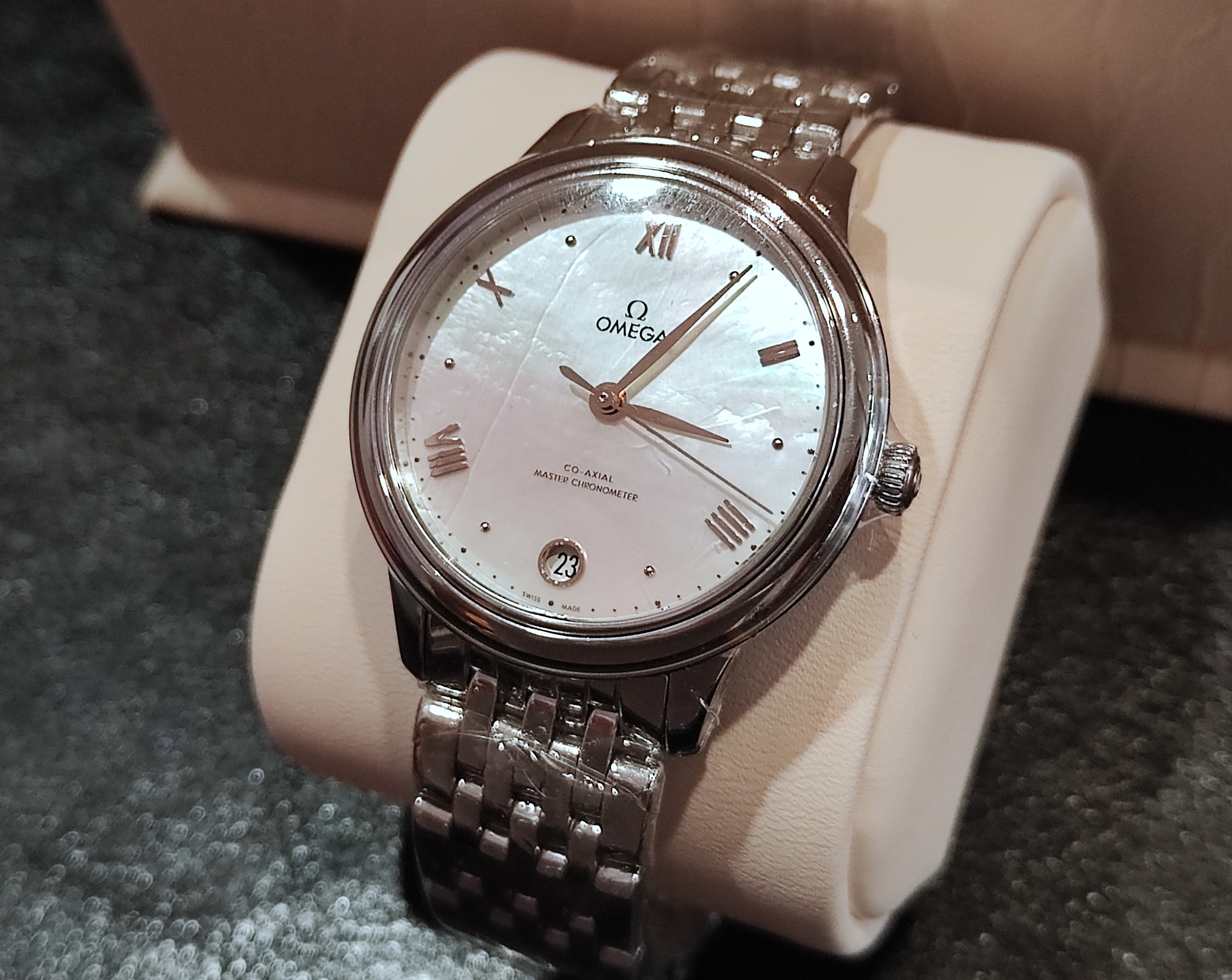 OMEGA 全新 女用 碟飛系列 錶徑34mm 自動上鍊 白色珍珠母貝面盤~原廠盒單 國內AD 2