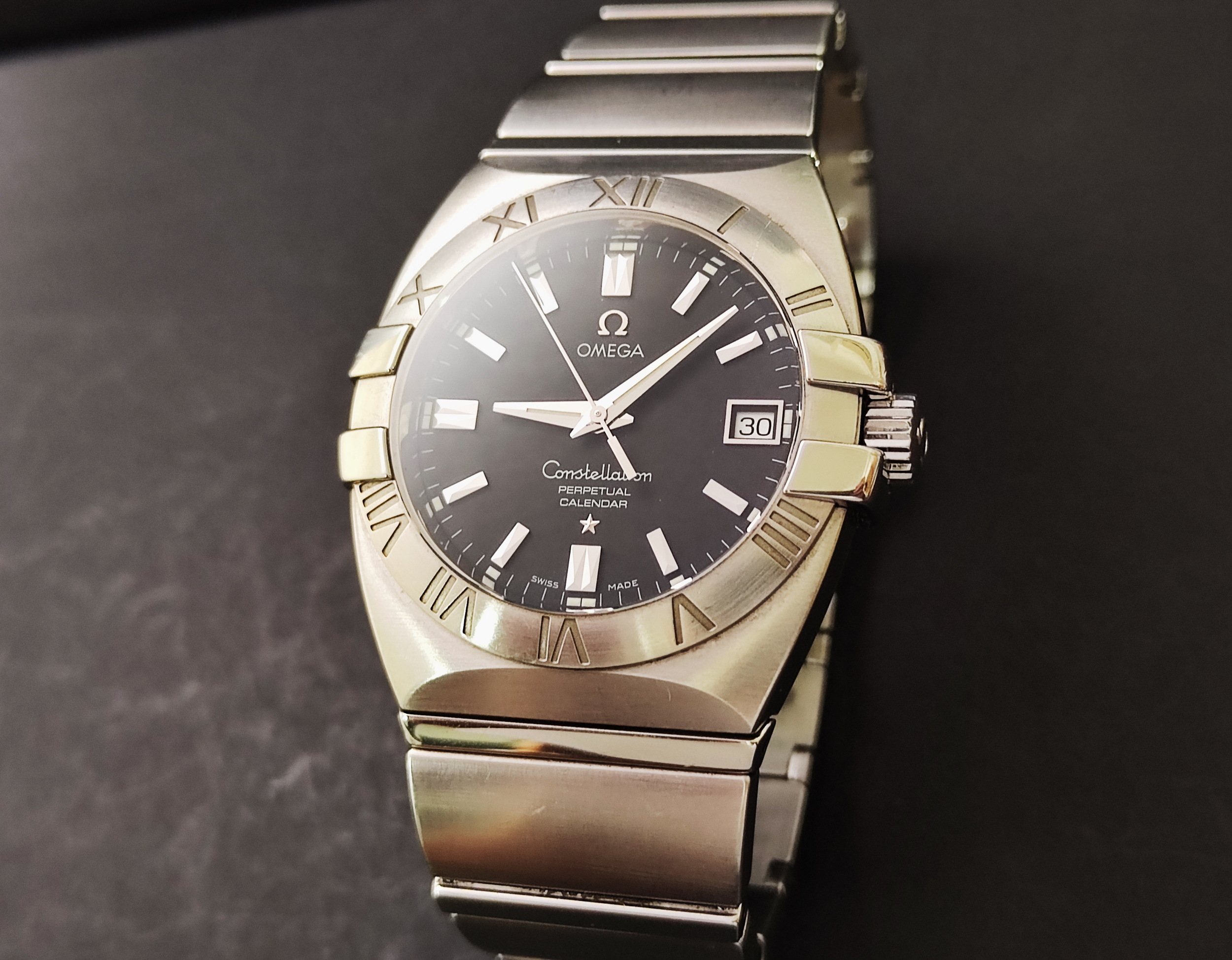 OMEGA 星座系列 雙鷹 萬年曆 黑色面盤 錶徑36mm 羅馬數字 溫度補償 石英萬年曆機芯 絕版品~原廠盒裝 海馬可參考 2