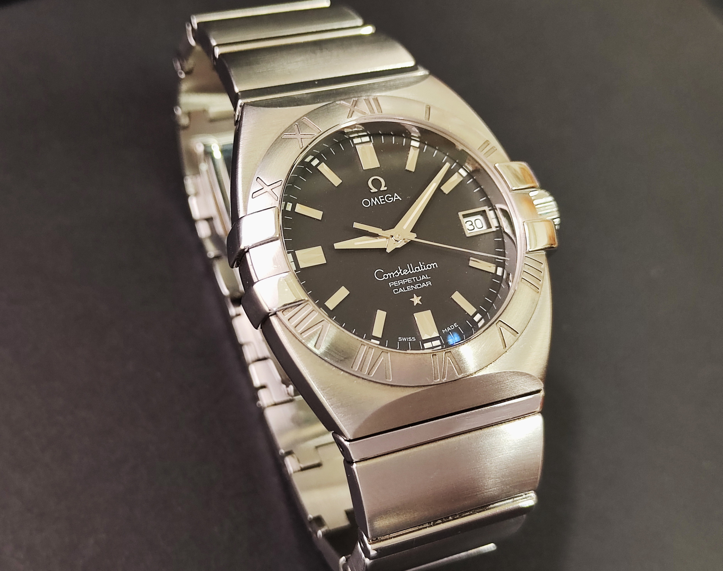 OMEGA 星座系列 雙鷹 萬年曆 黑色面盤 錶徑36mm 羅馬數字 溫度補償 石英萬年曆機芯 絕版品~原廠盒裝 海馬可參考 3