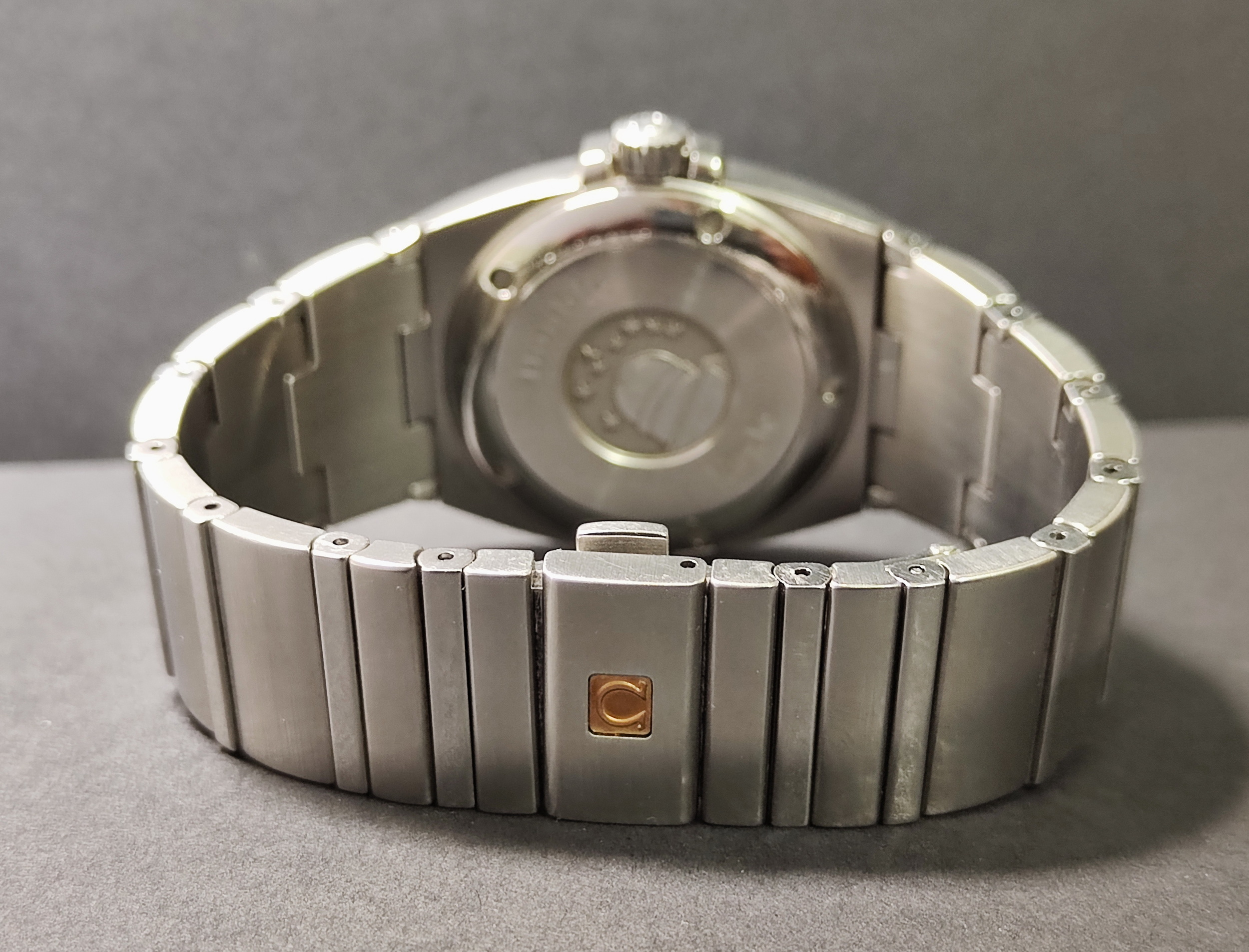 OMEGA 星座系列 雙鷹 萬年曆 黑色面盤 錶徑36mm 羅馬數字 溫度補償 石英萬年曆機芯 絕版品~原廠盒裝 海馬可參考 7