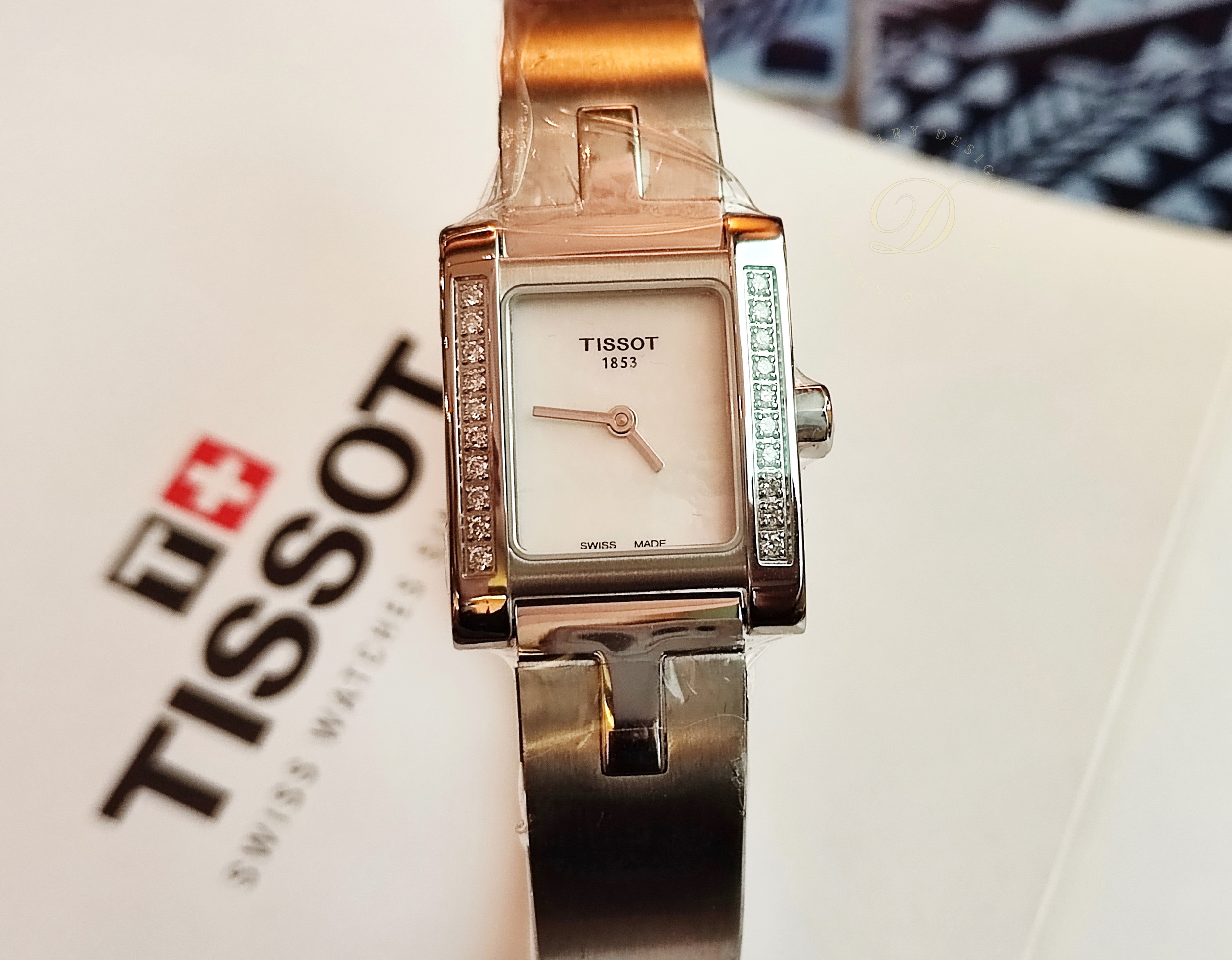 天梭 TISSOT 全新 Lady 女仕 原鑲鑽 珍珠母貝面盤 錶徑20mm 石英機芯~原廠盒單 未使用品