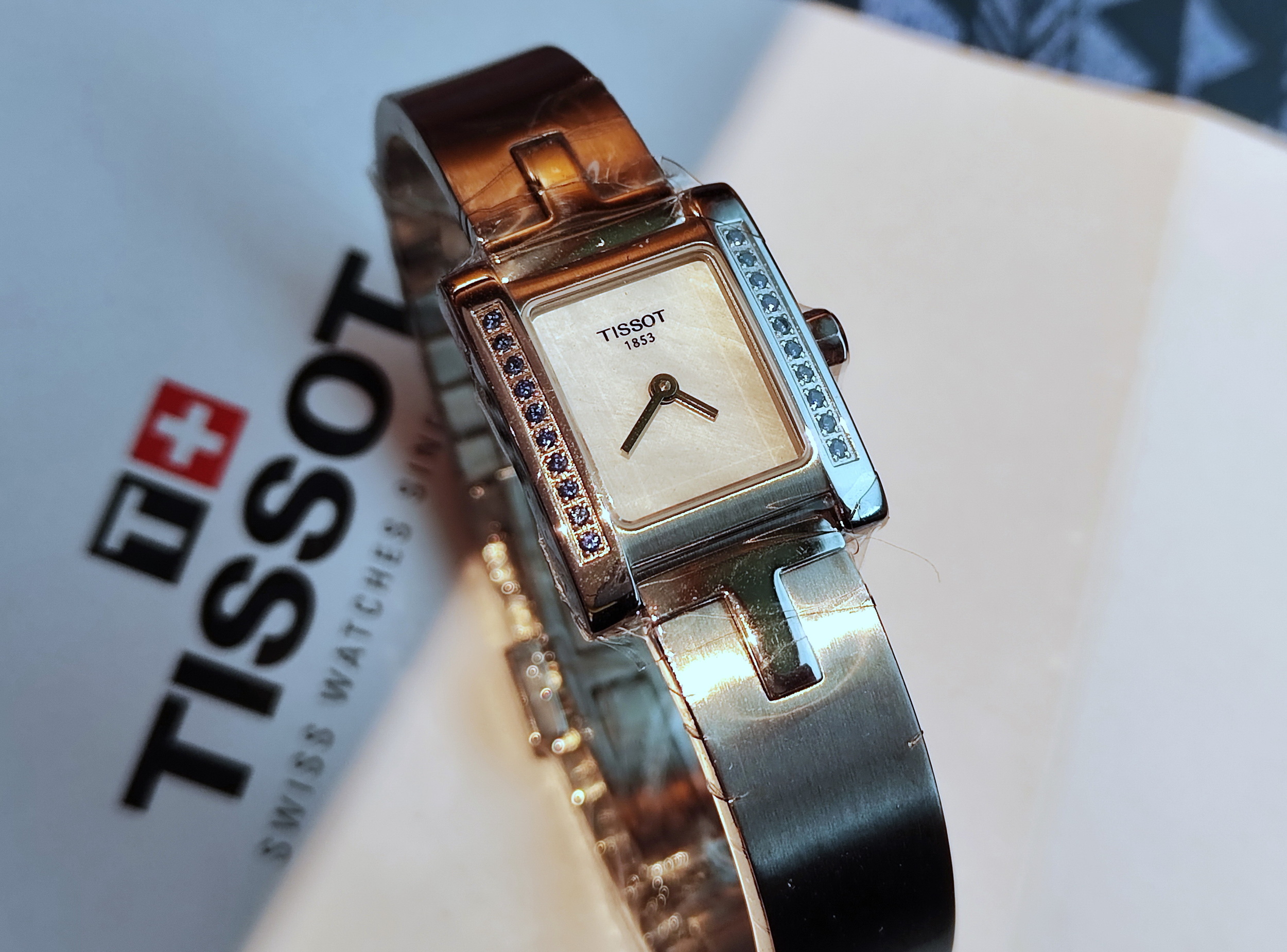 天梭 TISSOT 全新 Lady 女仕 原鑲藍色鋯石 珍珠母貝面盤 錶徑20mm 石英機芯~原廠盒單 未使用品 2
