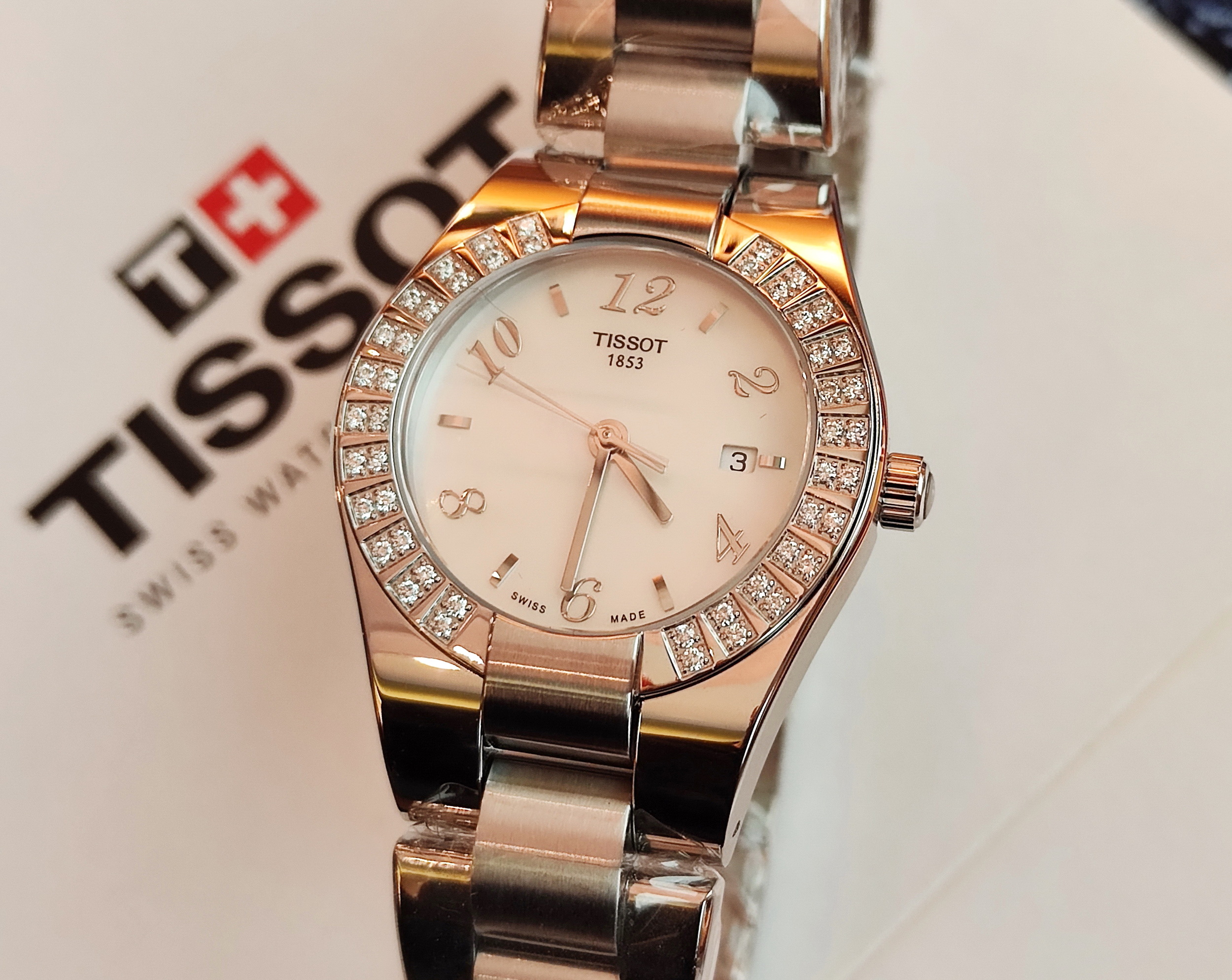天梭 TISSOT 全新 GLAM SPORT 女仕 原鑲鑽錶 珍珠母貝面盤 錶徑32mm 石英機芯~原廠盒單 未使用品 2